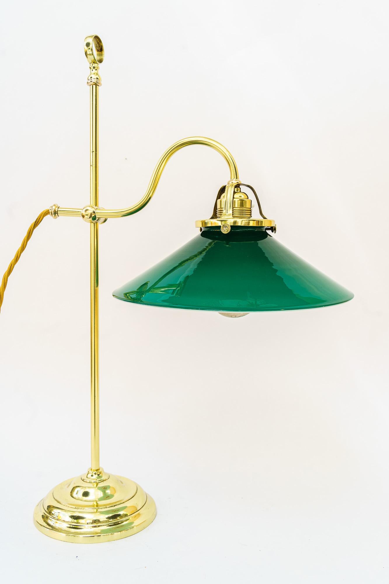 Début du 20ème siècle Lampe condor Art Déco avec abat-jour en verre antique d'origine viennoise des années 1920 en vente