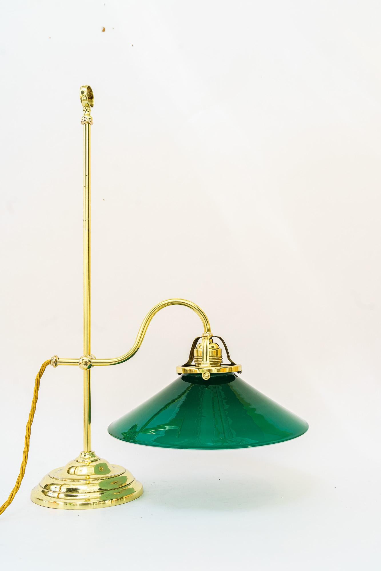 Laiton Lampe condor Art Déco avec abat-jour en verre antique d'origine viennoise des années 1920 en vente
