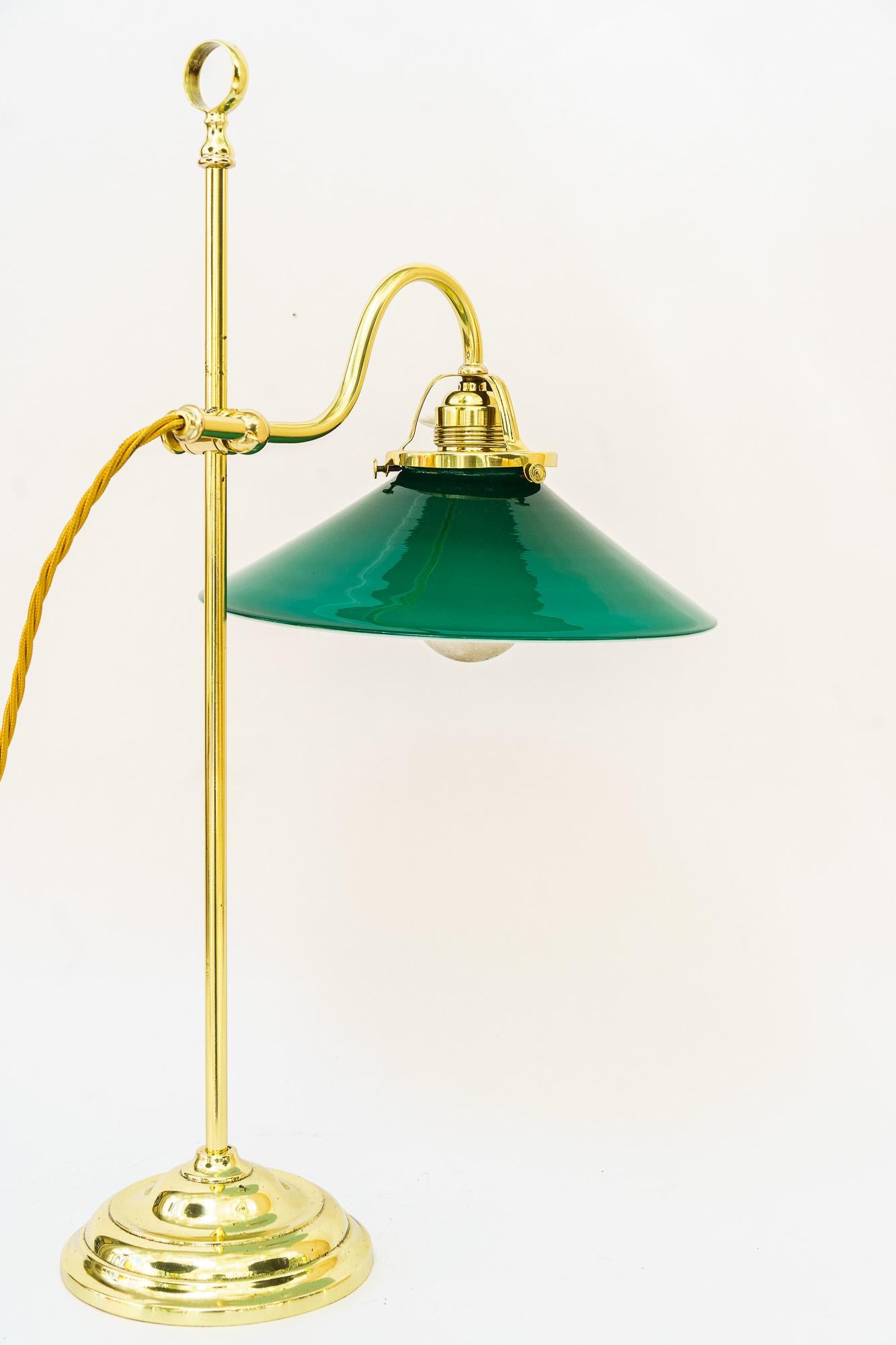 Lampe condor Art Déco avec abat-jour en verre antique d'origine viennoise des années 1920 en vente 1