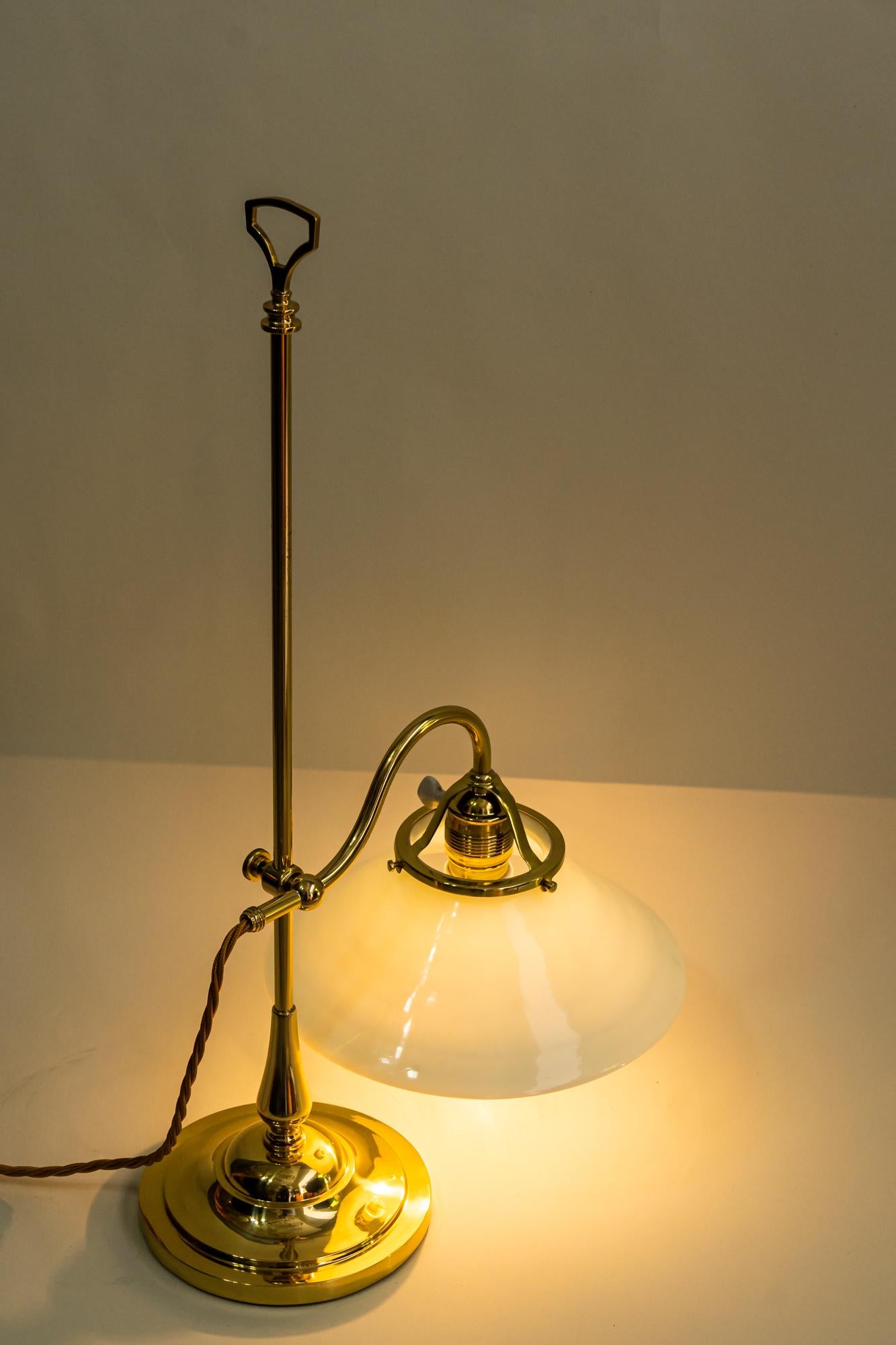 Lámpara Art Déco Cóndor con pantalla de cristal blanco, Viena, hacia 1920 en venta 7