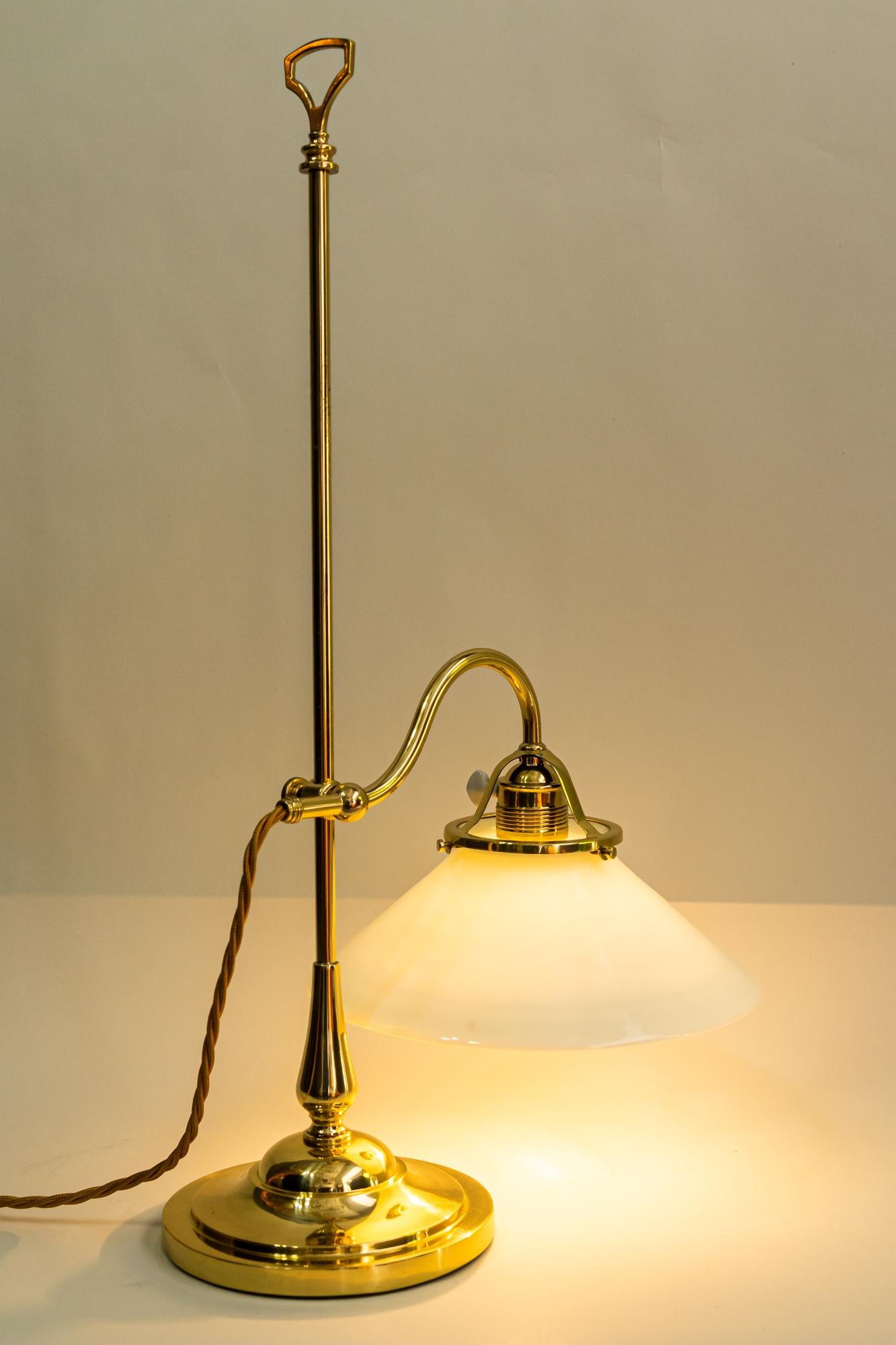 Lámpara Art Déco Cóndor con pantalla de cristal blanco, Viena, hacia 1920 en venta 8