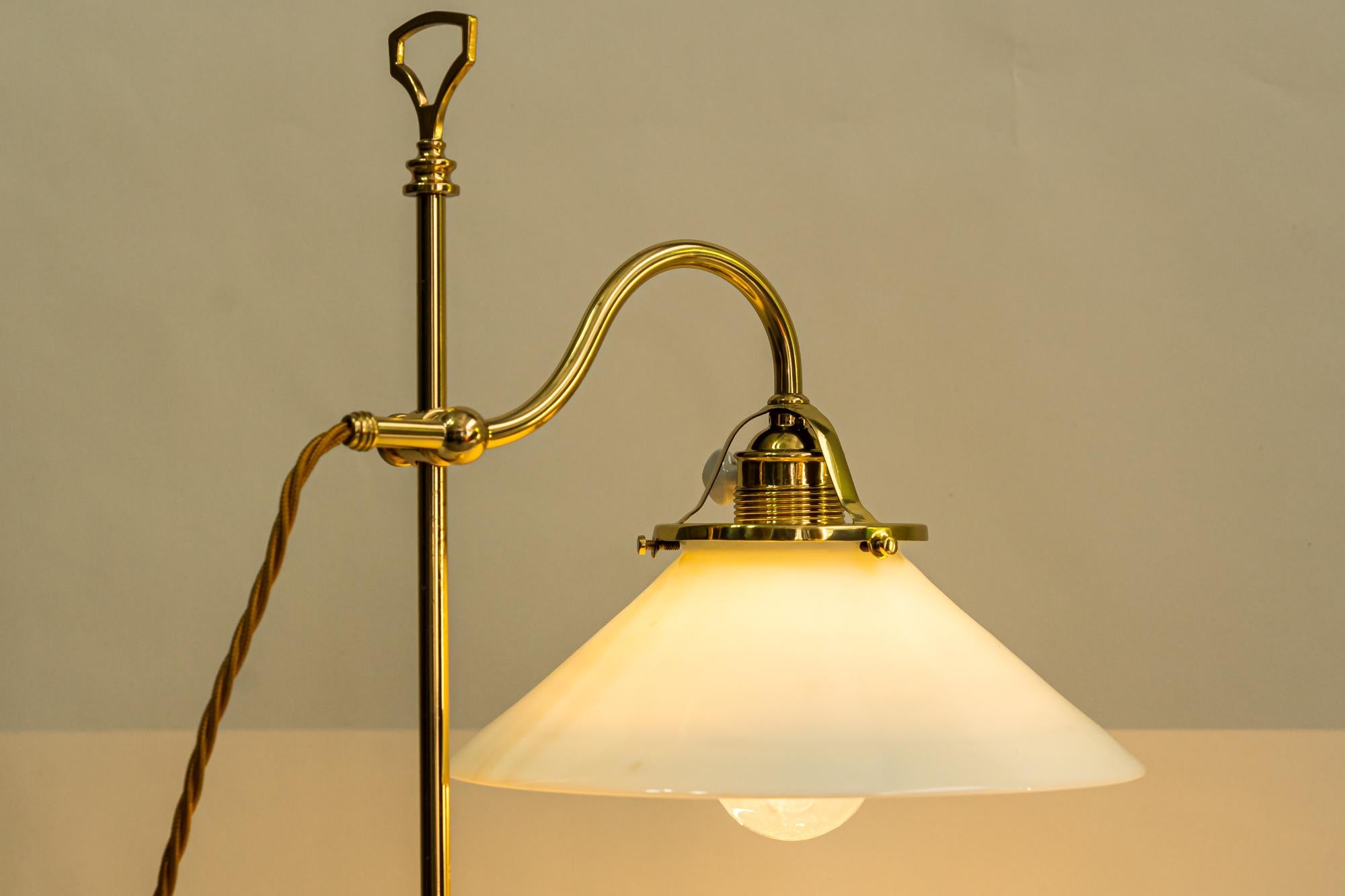 Lámpara Art Déco Cóndor con pantalla de cristal blanco, Viena, hacia 1920 en venta 10