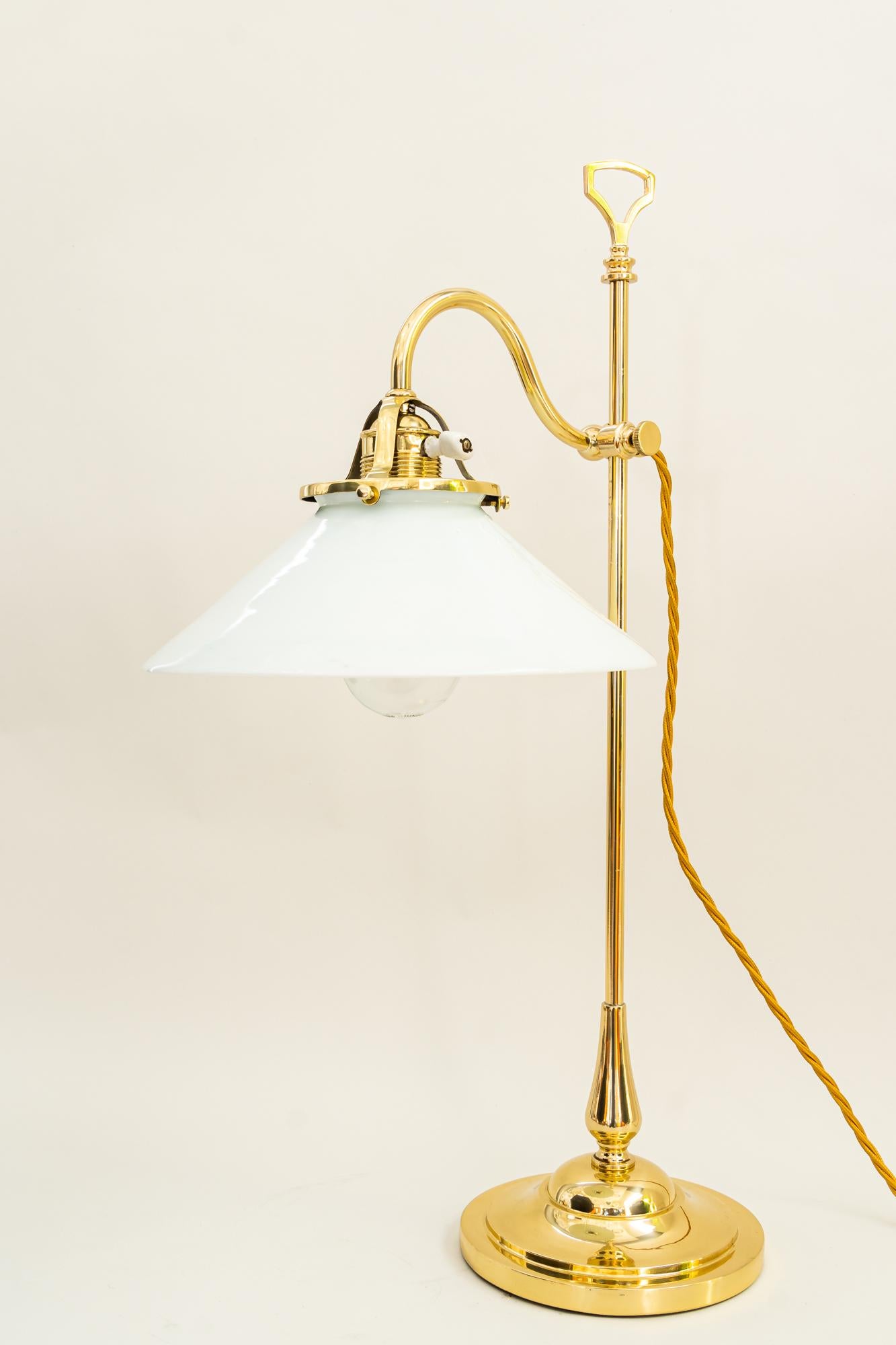 Lámpara Art Déco Cóndor con pantalla de cristal blanco, Viena, hacia 1920
Pulido y esmaltado al horno
Recableado (nuevo).