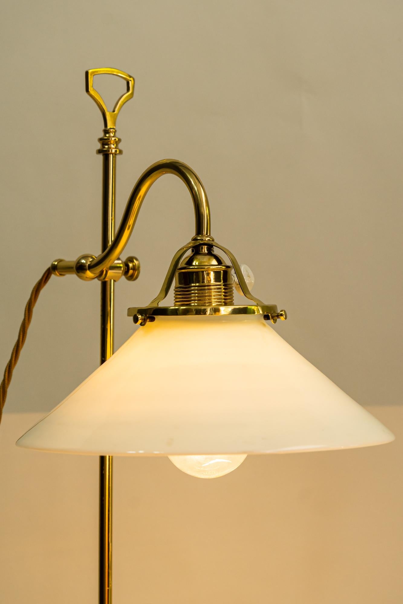 Lámpara Art Déco Cóndor con pantalla de cristal blanco, Viena, hacia 1920 en Bueno estado para la venta en Wien, AT