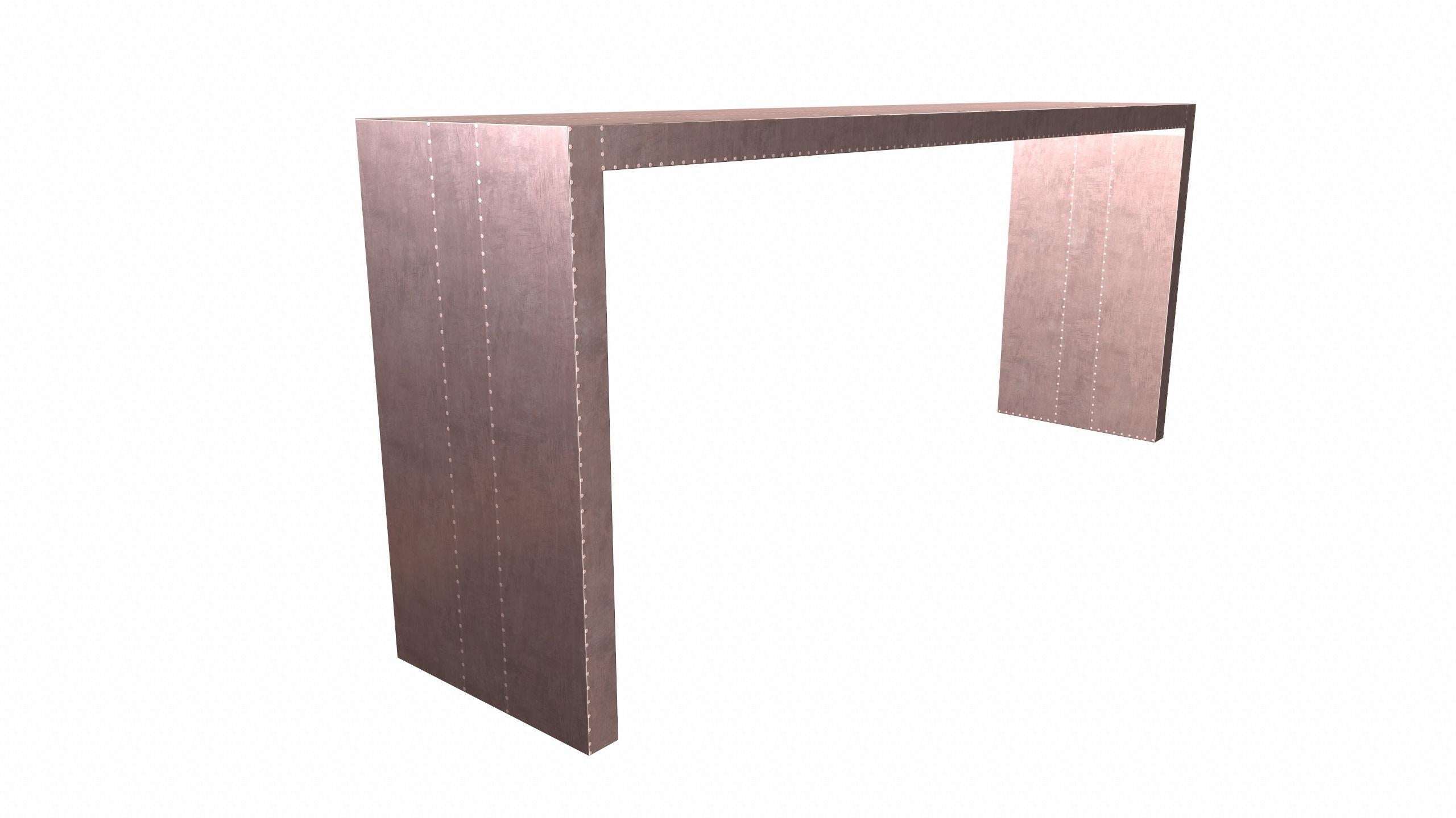 Américain Consoles de conférence rectangulaires en cuivre lisse Art Déco d'Alison Spear en vente