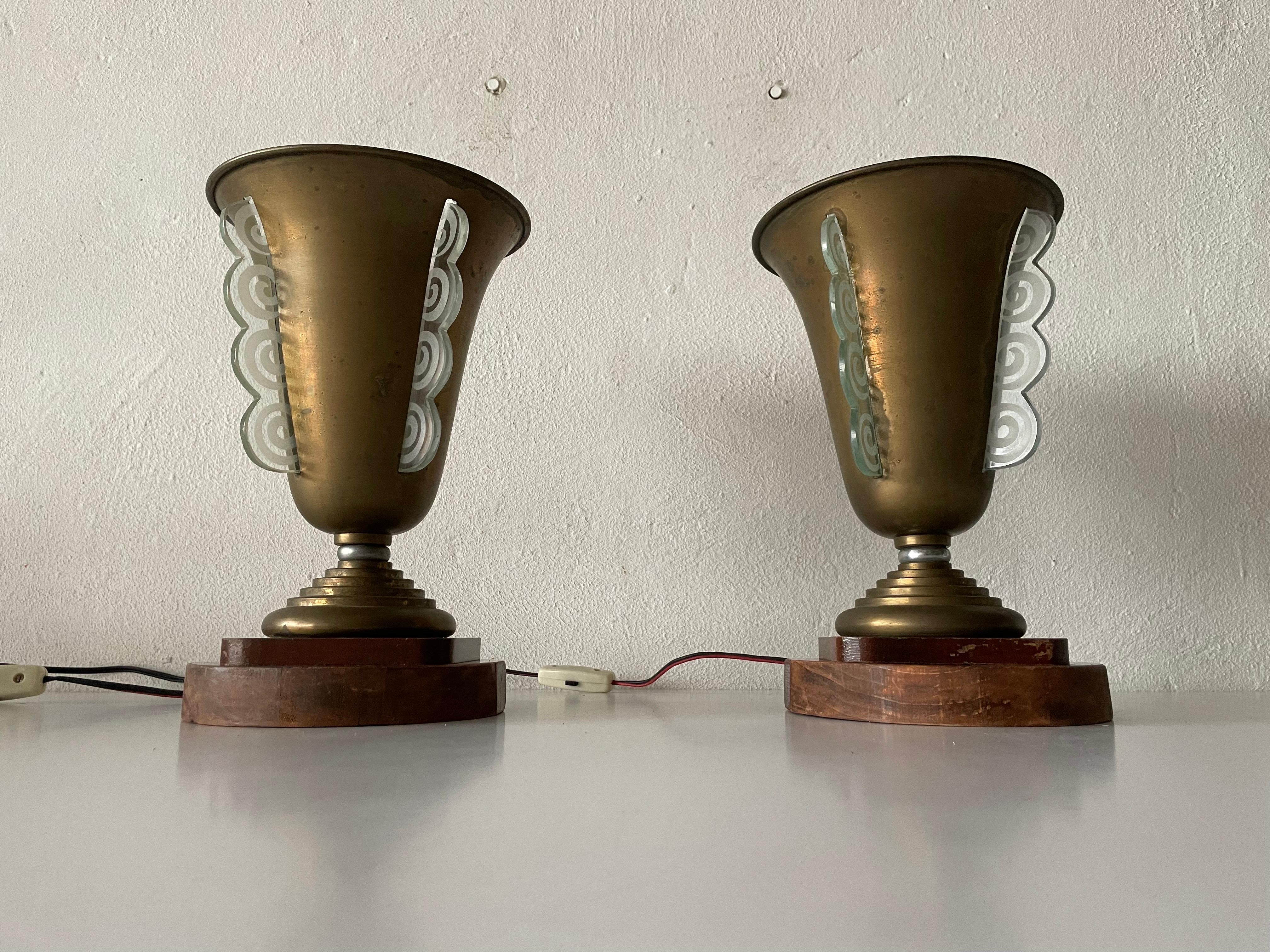 Paire de lampes de table Art déco de forme conique par Mazda, années 1940, France.

L'abat-jour est en très bon état vintage.

Il est équipé d'une prise européenne. Il peut être converti en fiches d'autres pays à l'aide d'un convertisseur. Il