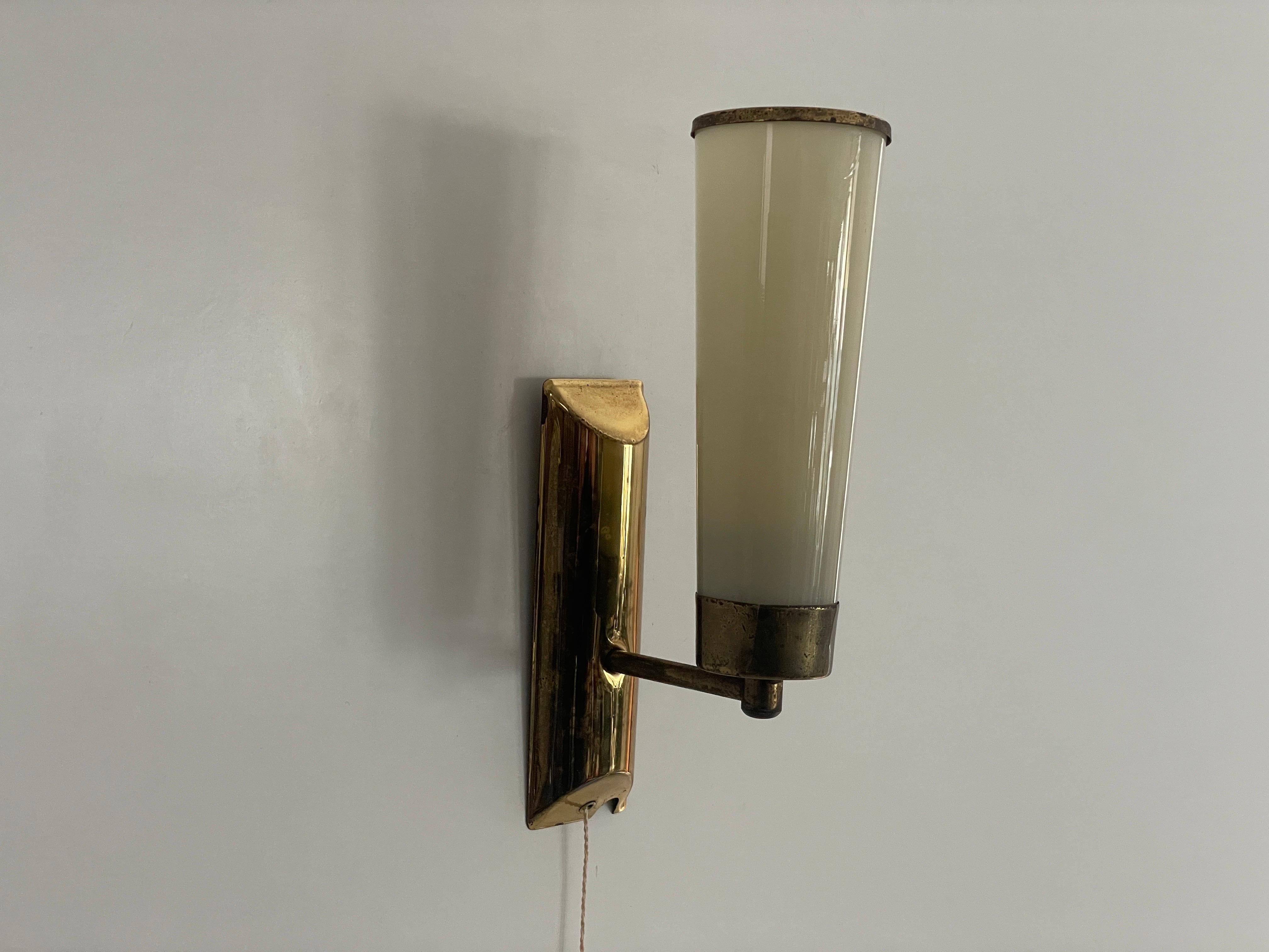 Apliques Art Decó cónicos de vidrio opalino y latón, años 40, Alemania en venta 4