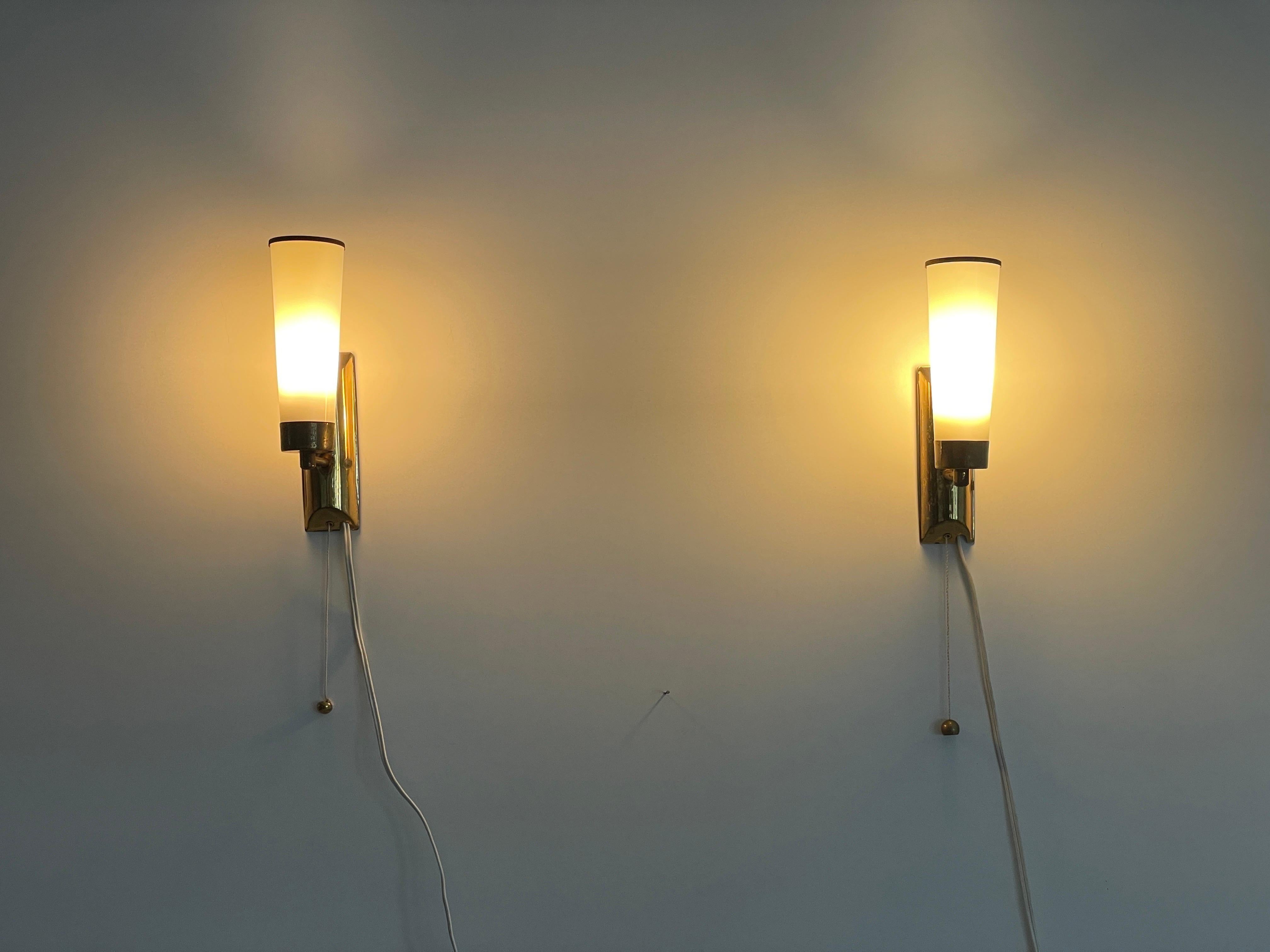 Apliques Art Decó cónicos de vidrio opalino y latón, años 40, Alemania en venta 5