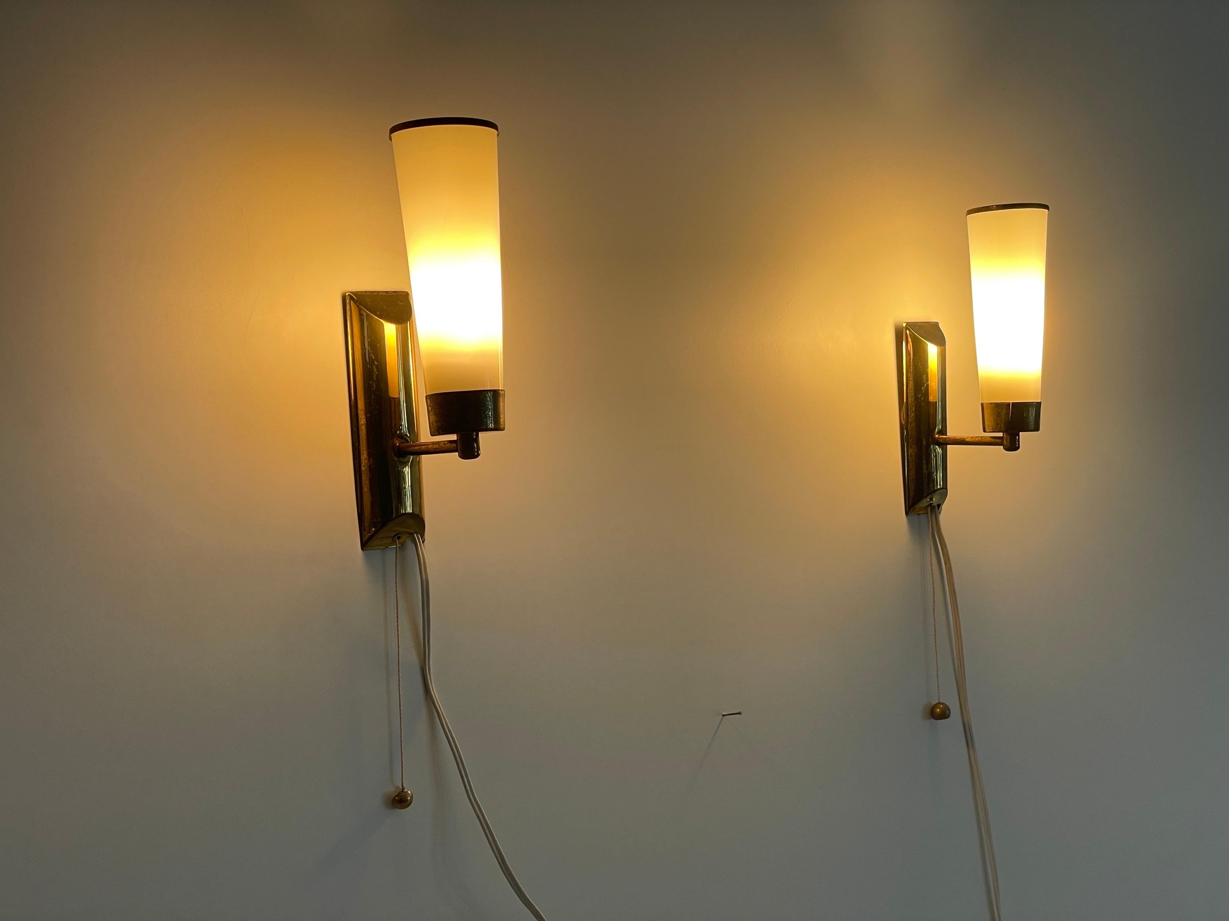 Apliques Art Decó cónicos de vidrio opalino y latón, años 40, Alemania en venta 6