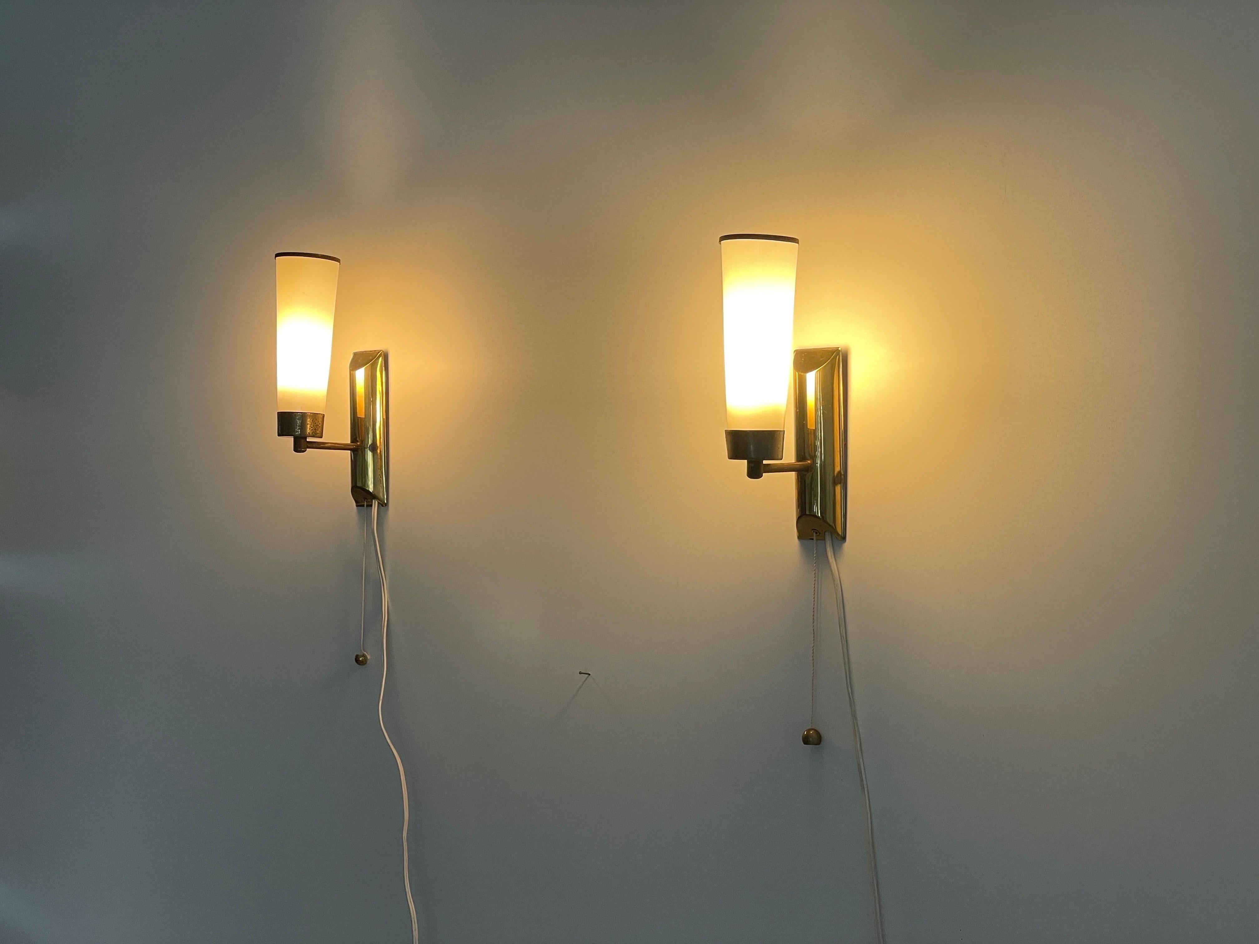 Apliques Art Decó cónicos de vidrio opalino y latón, años 40, Alemania en venta 7
