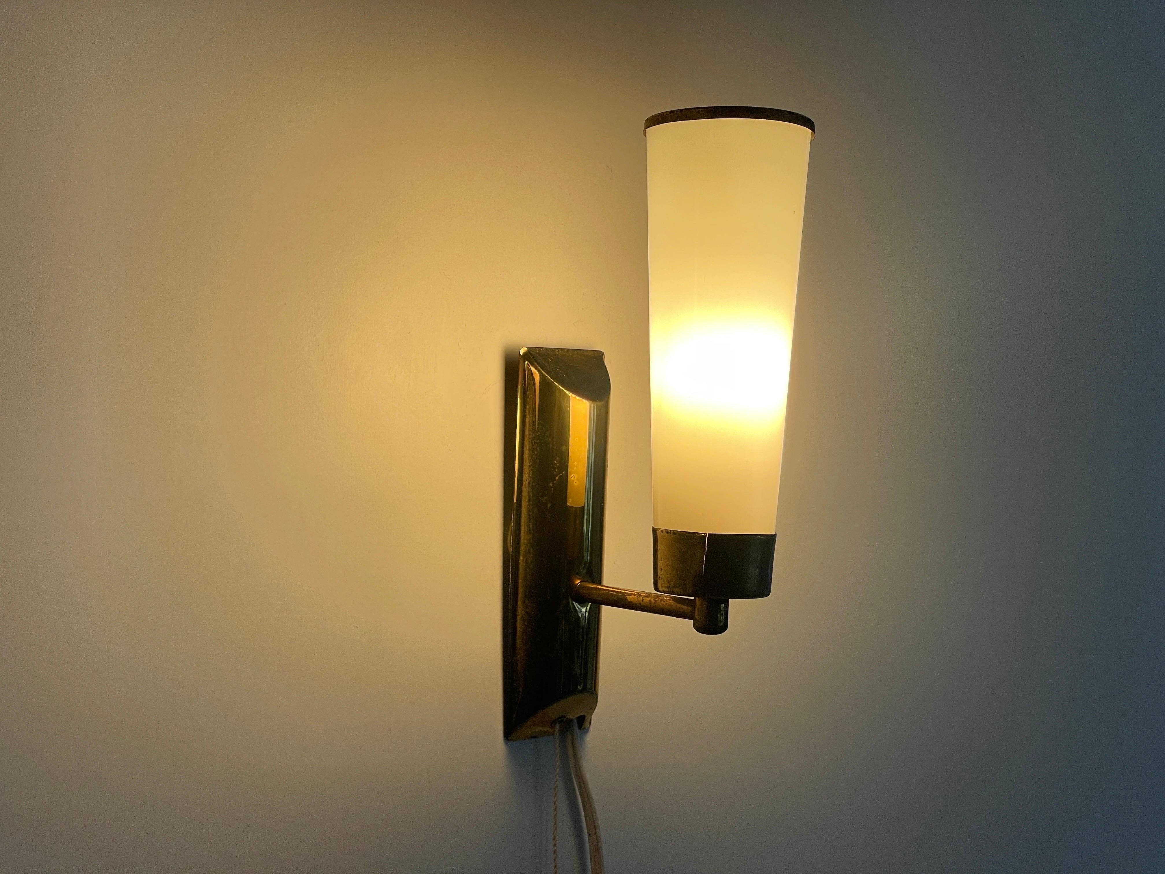 Apliques Art Decó cónicos de vidrio opalino y latón, años 40, Alemania en venta 8