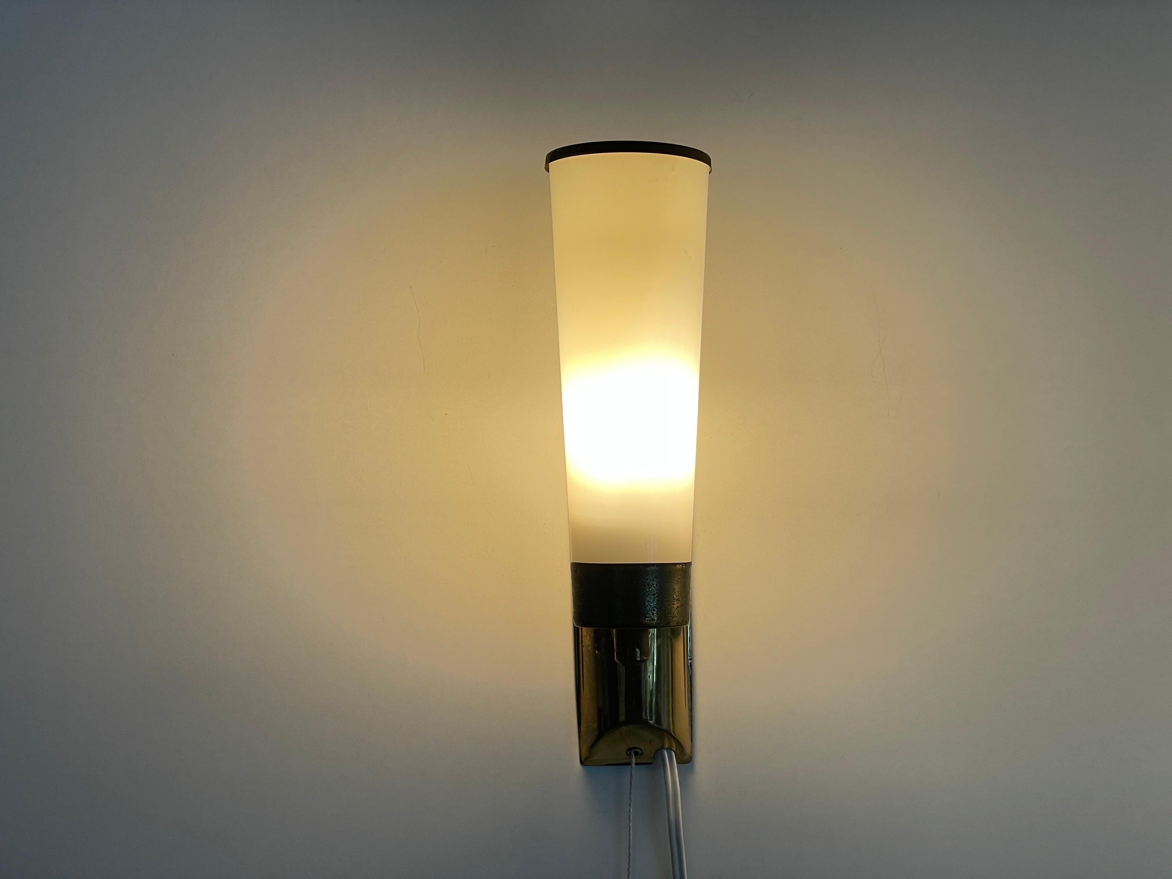 Apliques Art Decó cónicos de vidrio opalino y latón, años 40, Alemania en venta 9