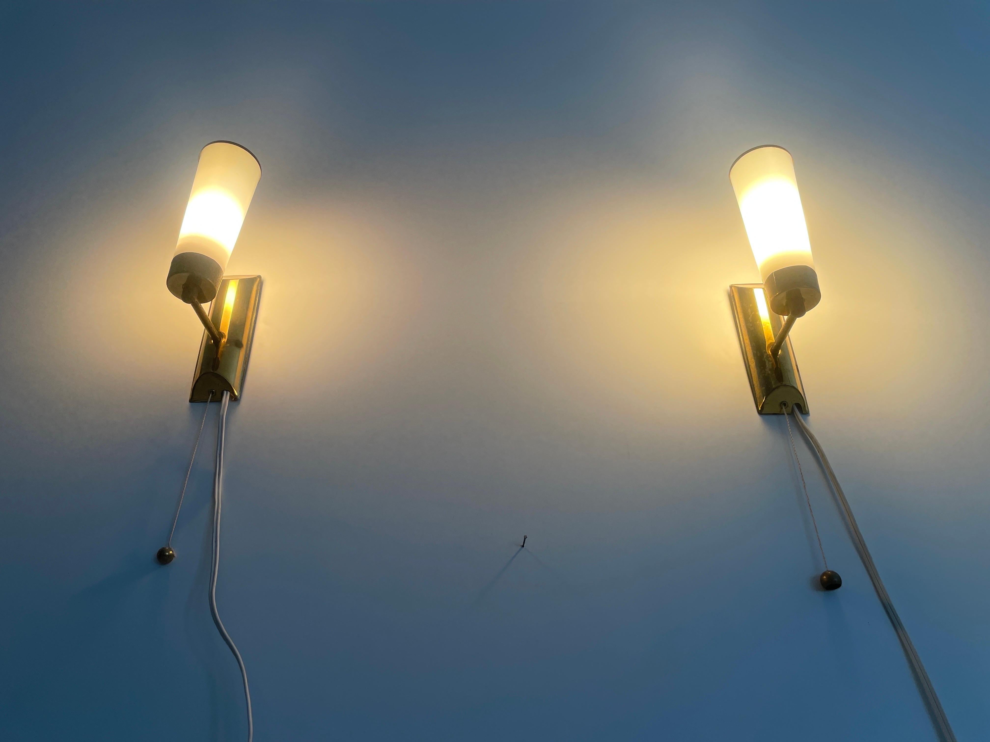 Apliques Art Decó cónicos de vidrio opalino y latón, años 40, Alemania en venta 10