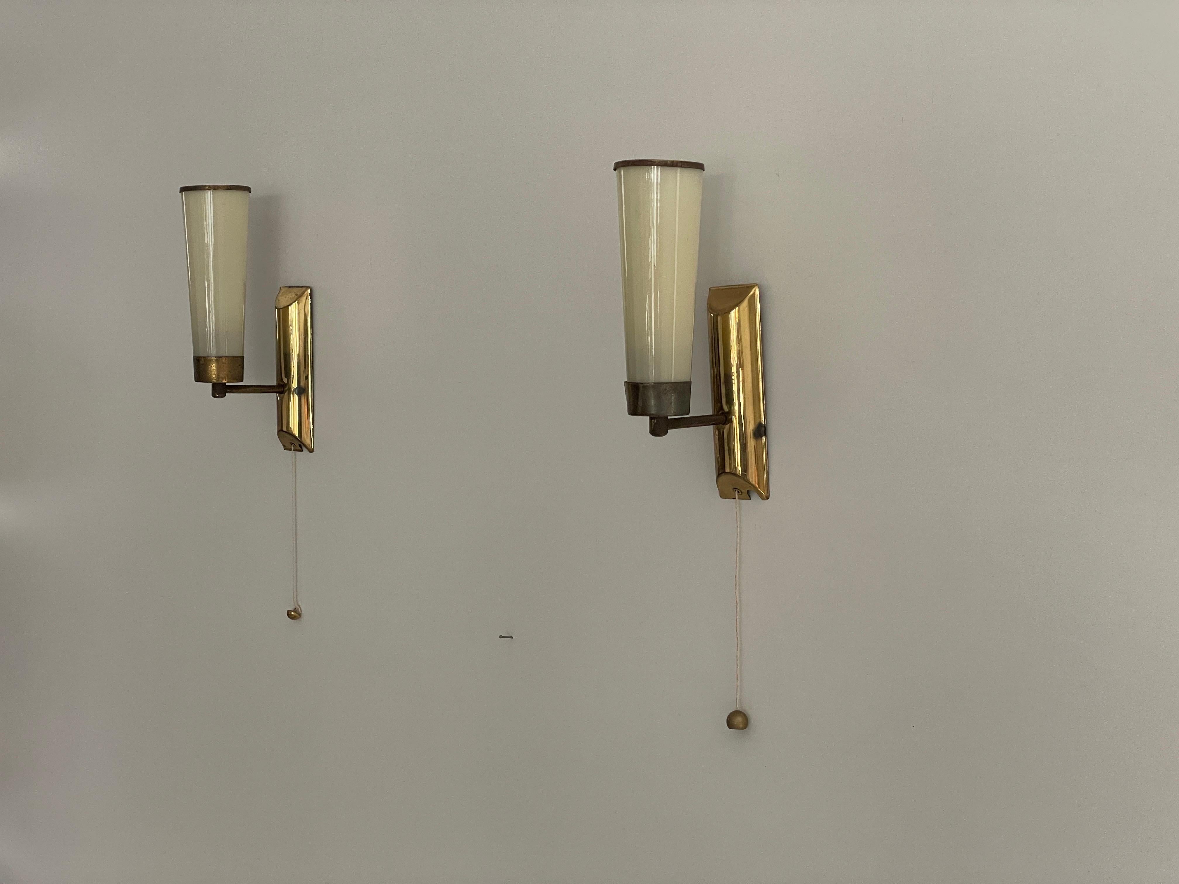 Apliques Art Decó cónicos de vidrio opalino y latón, años 40, Alemania
Apliques muy elegantes y minimalistas
La lámpara está en muy buen estado.

Estas lámparas funcionan con bombillas estándar E14. 
Con cable y apto para su uso en todos los países.