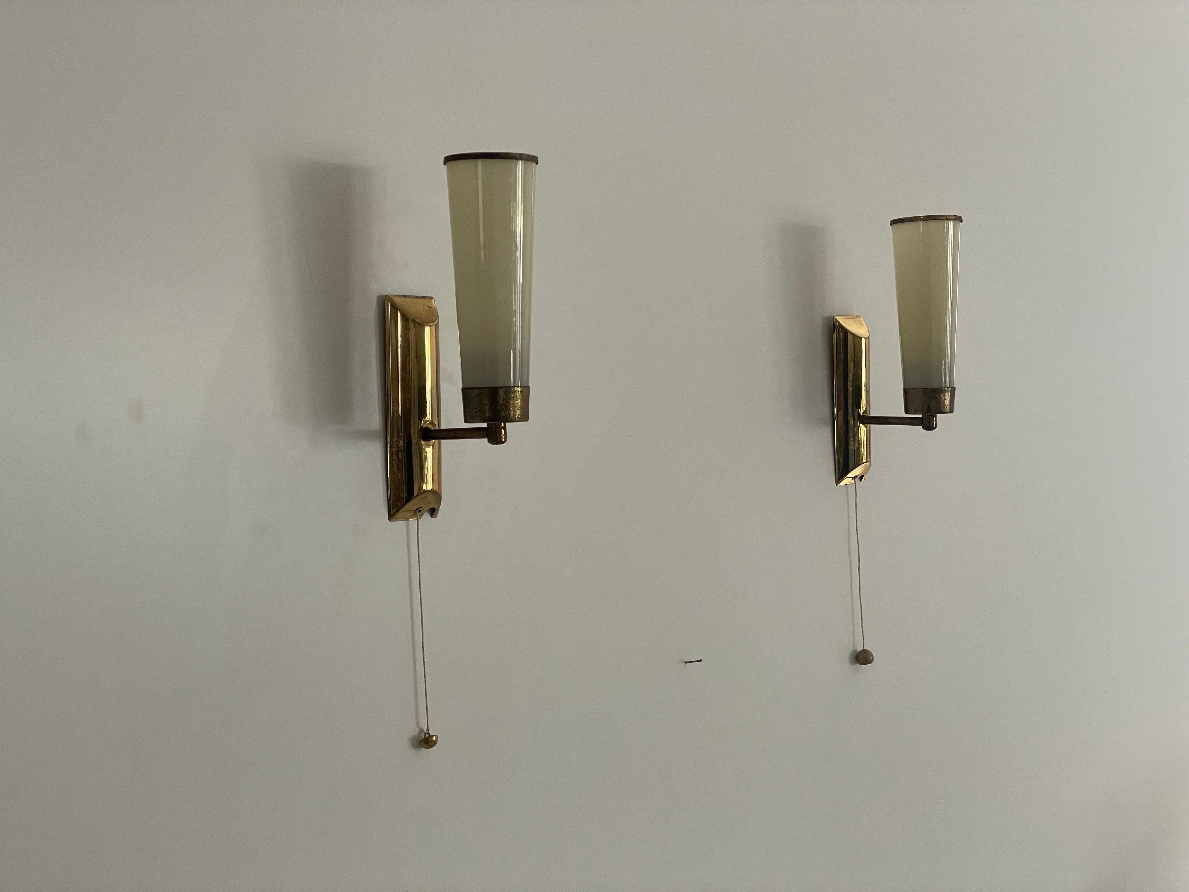 Apliques Art Decó cónicos de vidrio opalino y latón, años 40, Alemania Alemán en venta