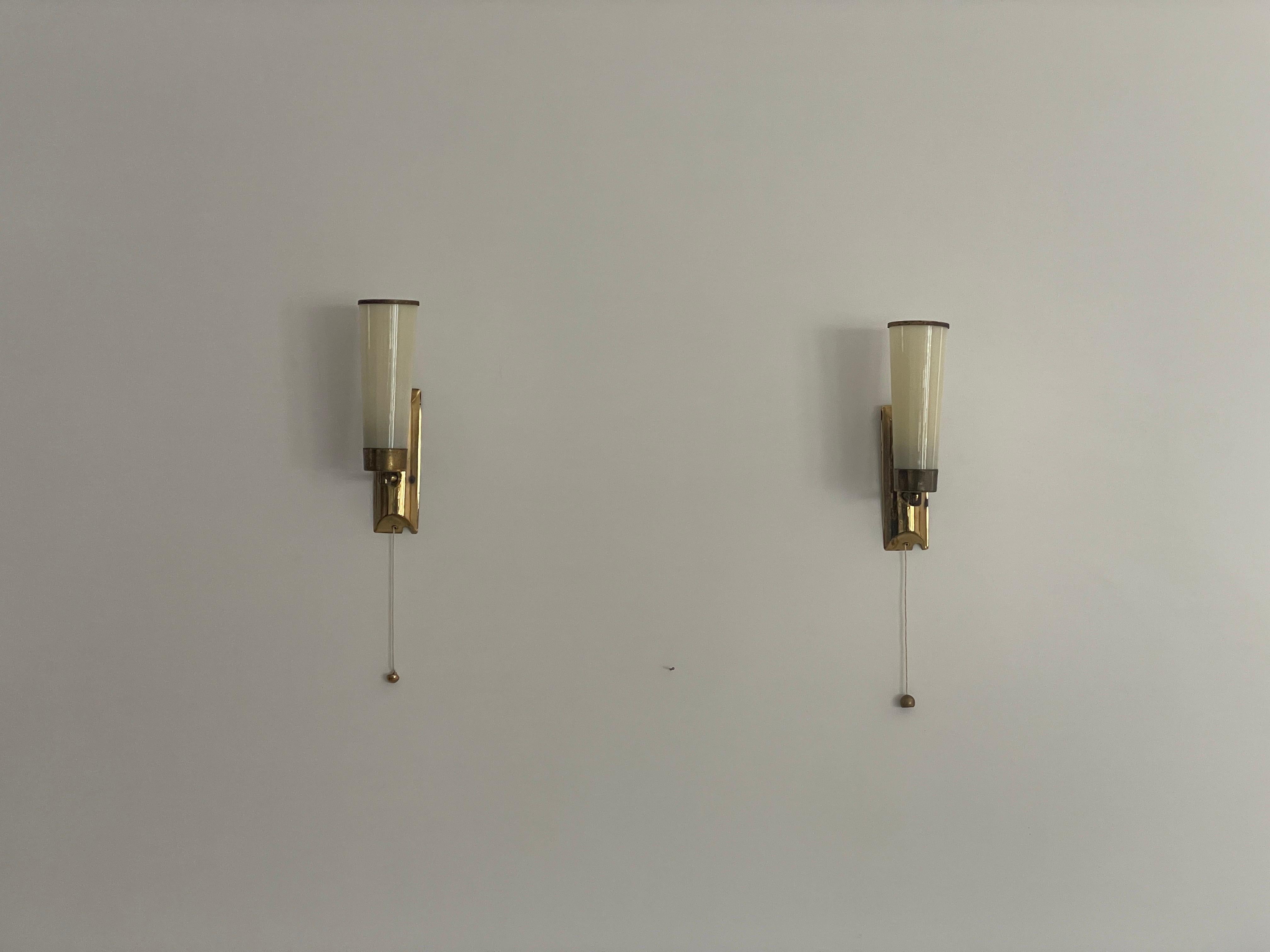 Apliques Art Decó cónicos de vidrio opalino y latón, años 40, Alemania en Excelente estado para la venta en Hagenbach, DE