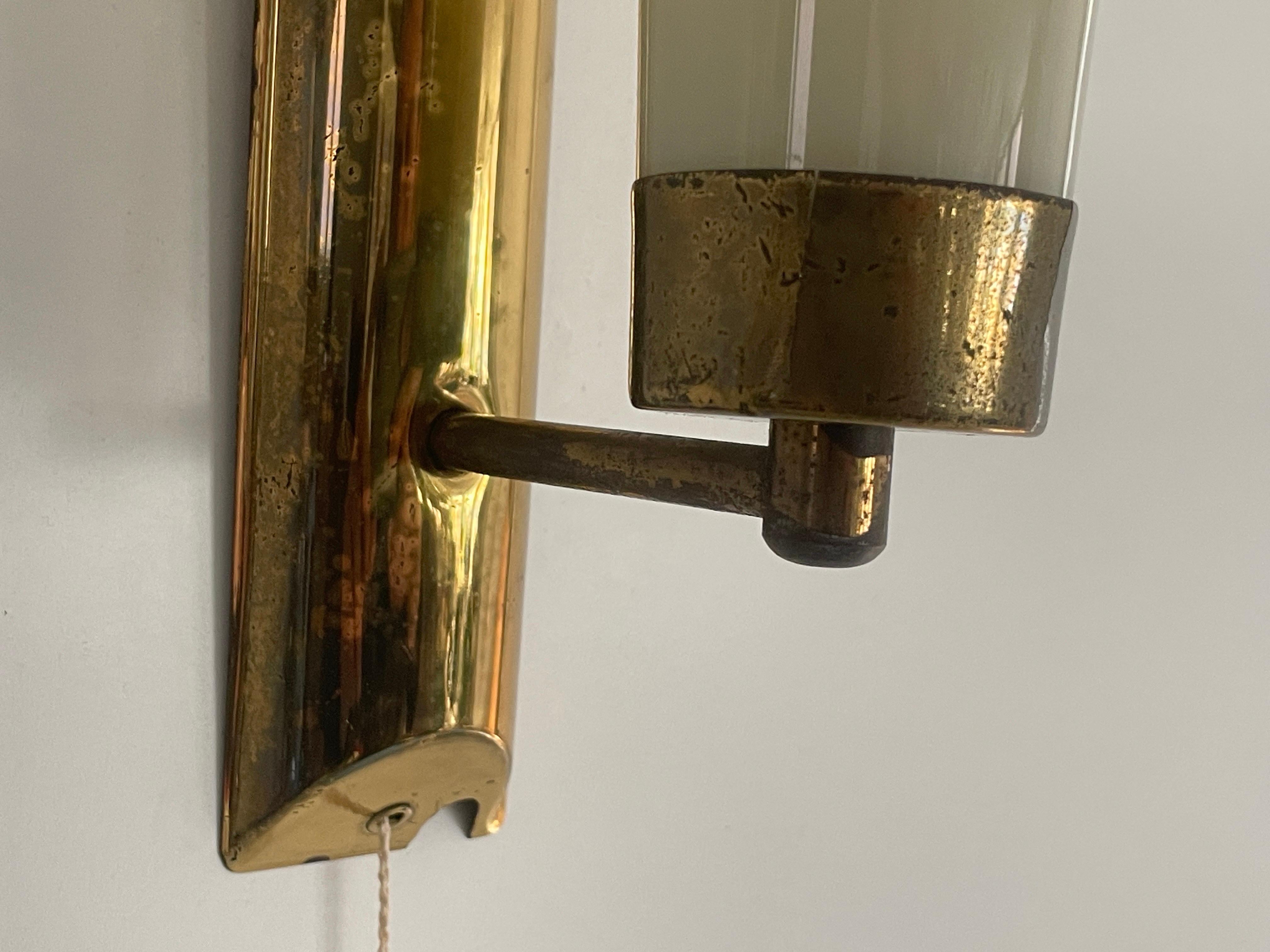 Apliques Art Decó cónicos de vidrio opalino y latón, años 40, Alemania mediados del siglo XX en venta