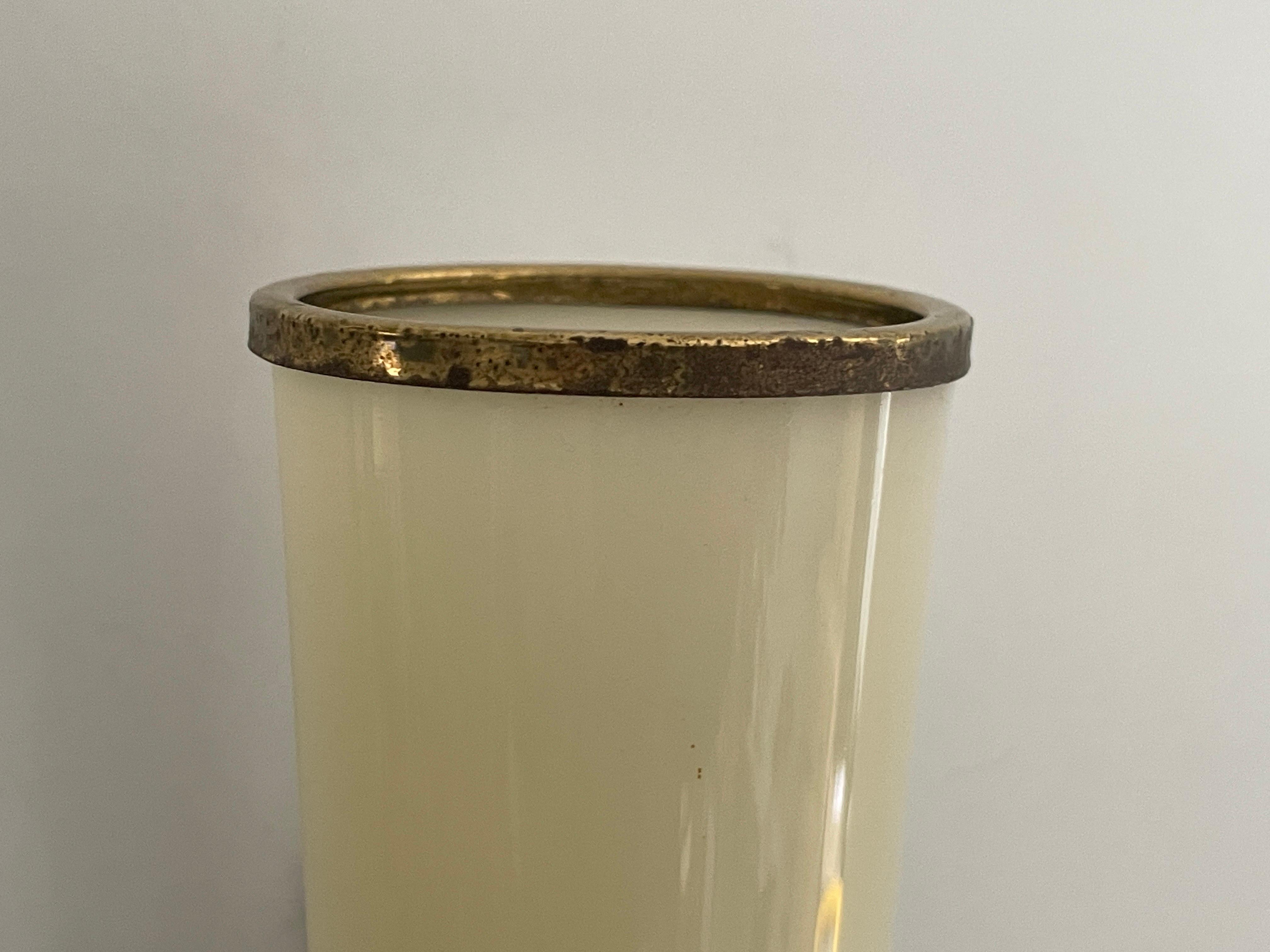 Apliques Art Decó cónicos de vidrio opalino y latón, años 40, Alemania Vidrio en venta