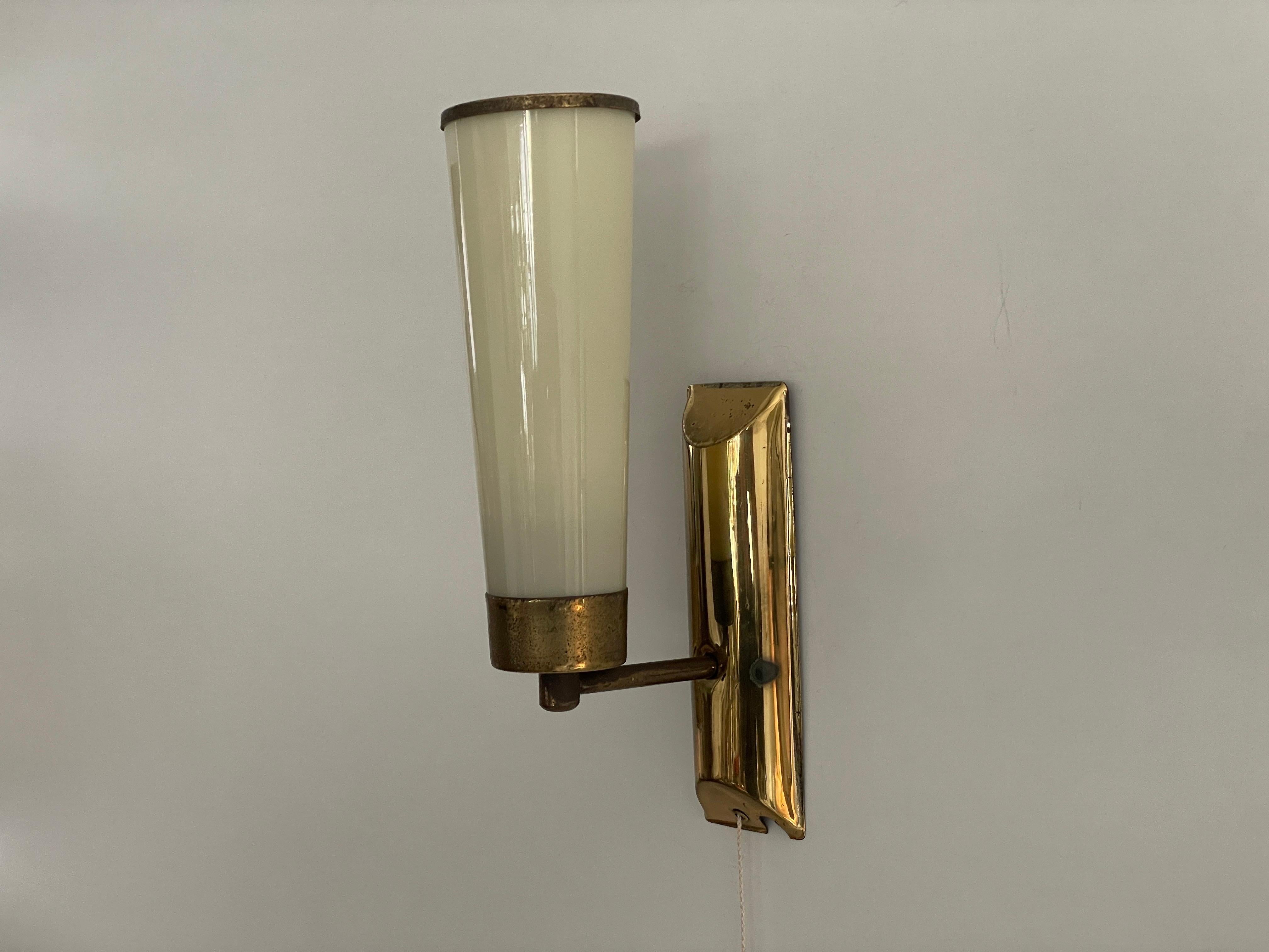 Apliques Art Decó cónicos de vidrio opalino y latón, años 40, Alemania en venta 1