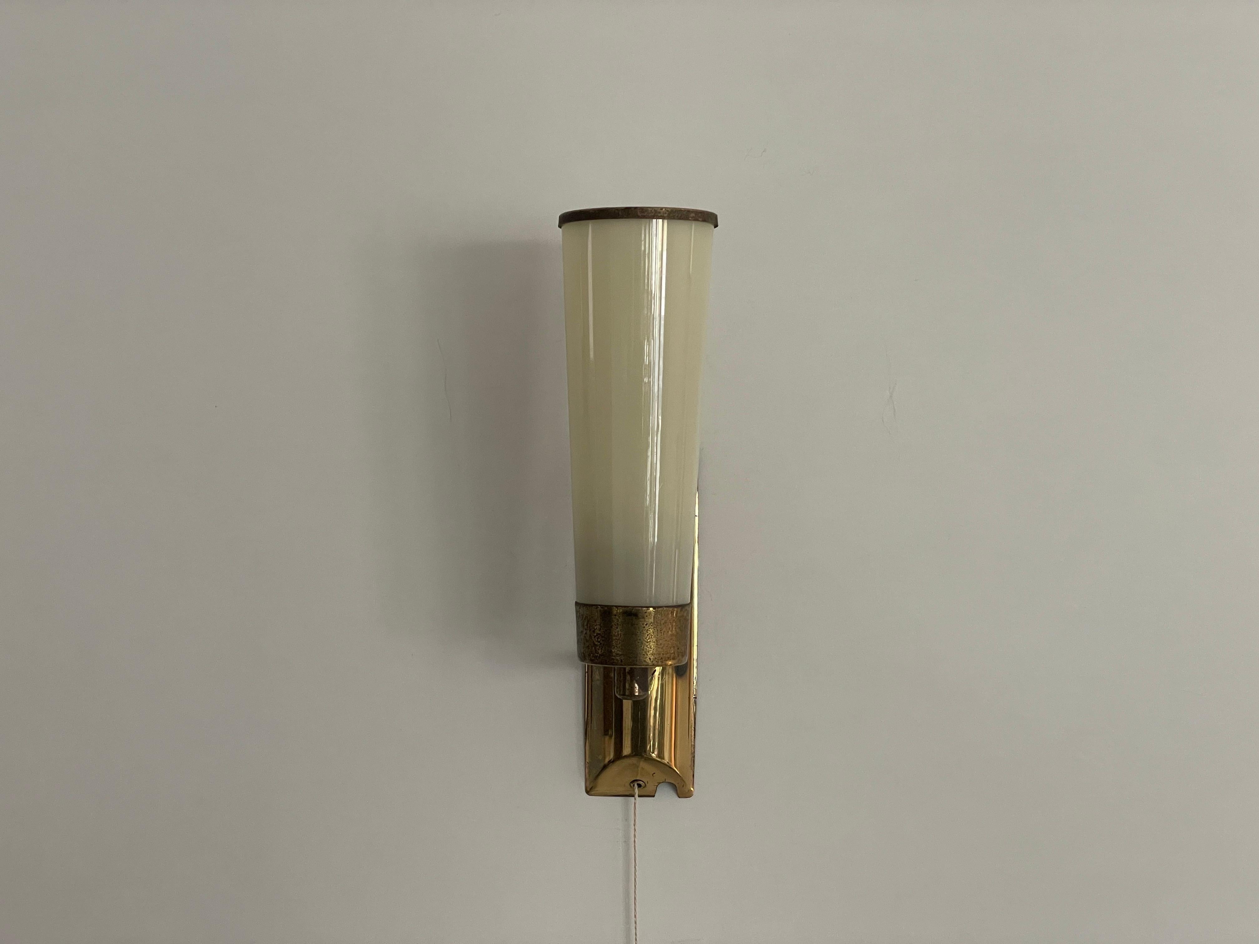 Apliques Art Decó cónicos de vidrio opalino y latón, años 40, Alemania en venta 2