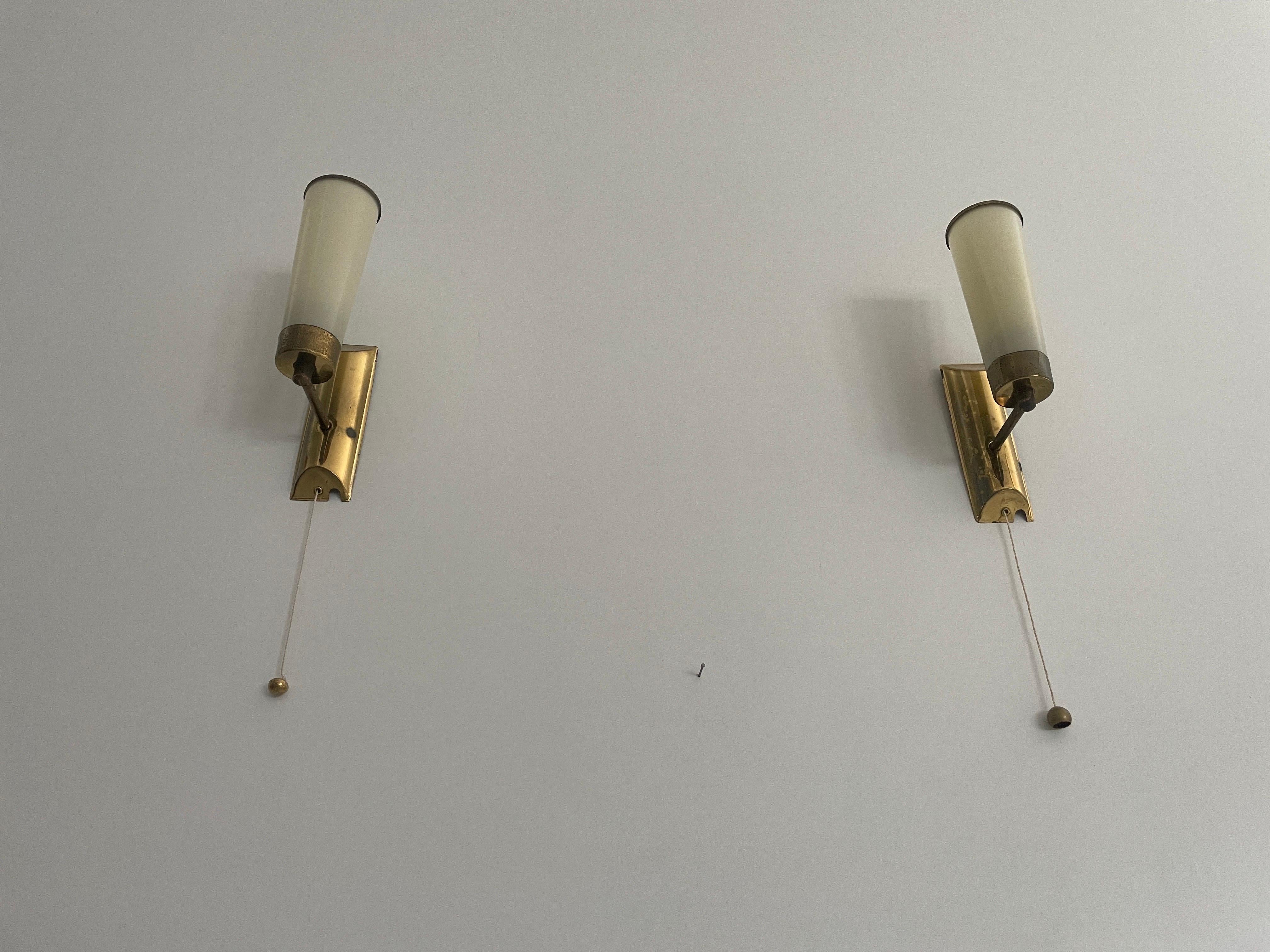 Apliques Art Decó cónicos de vidrio opalino y latón, años 40, Alemania en venta 3