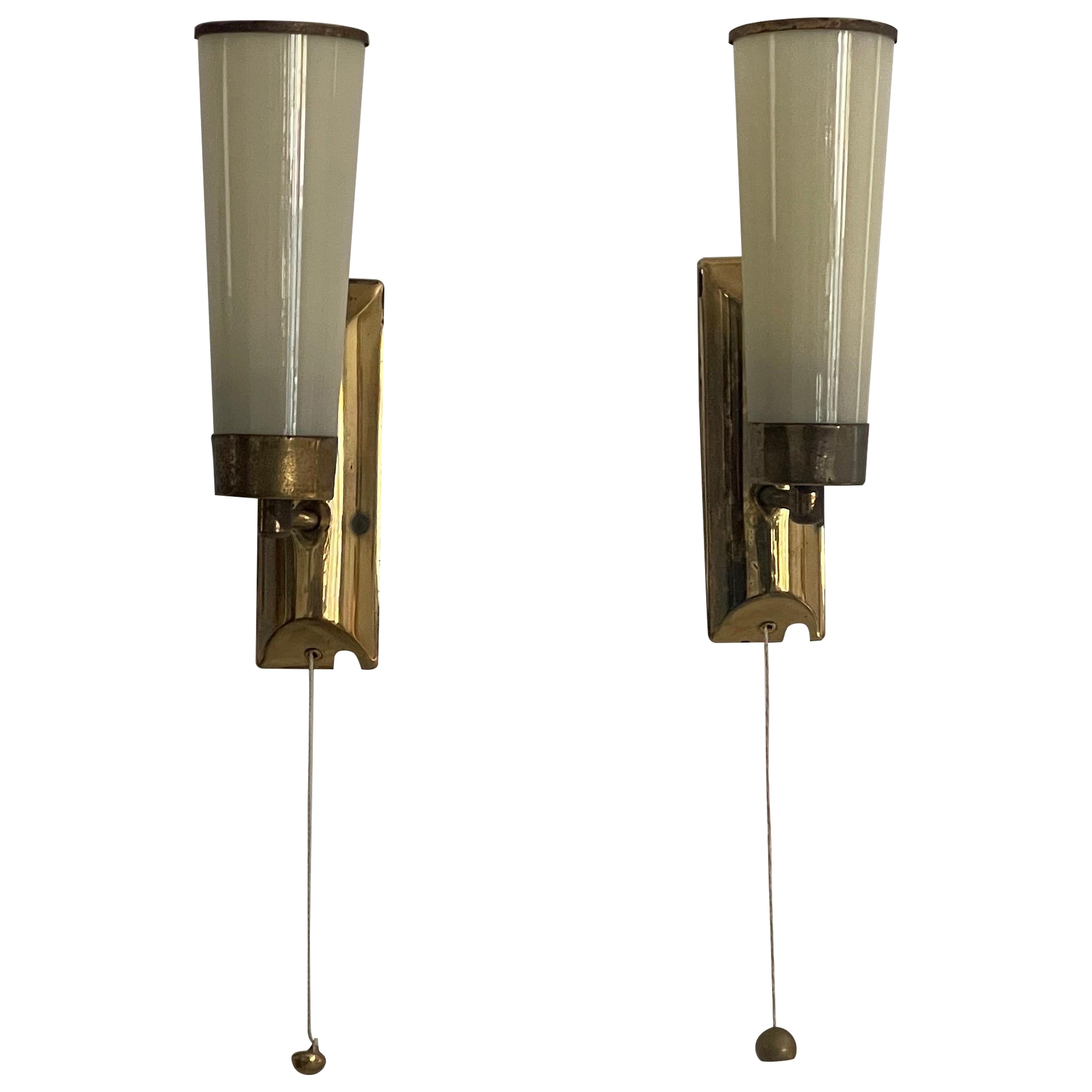 Apliques Art Decó cónicos de vidrio opalino y latón, años 40, Alemania