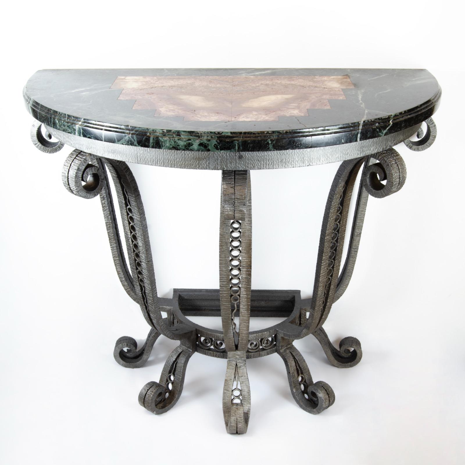 Console Art déco attribuée à Raymond Subes 20ème siècle
Magnifique console Art/One en marbre bicolore qui crée un motif central en onyx vert alpestre et rouge volcan avec des supports en fer forgé texturé avec un design artistique et