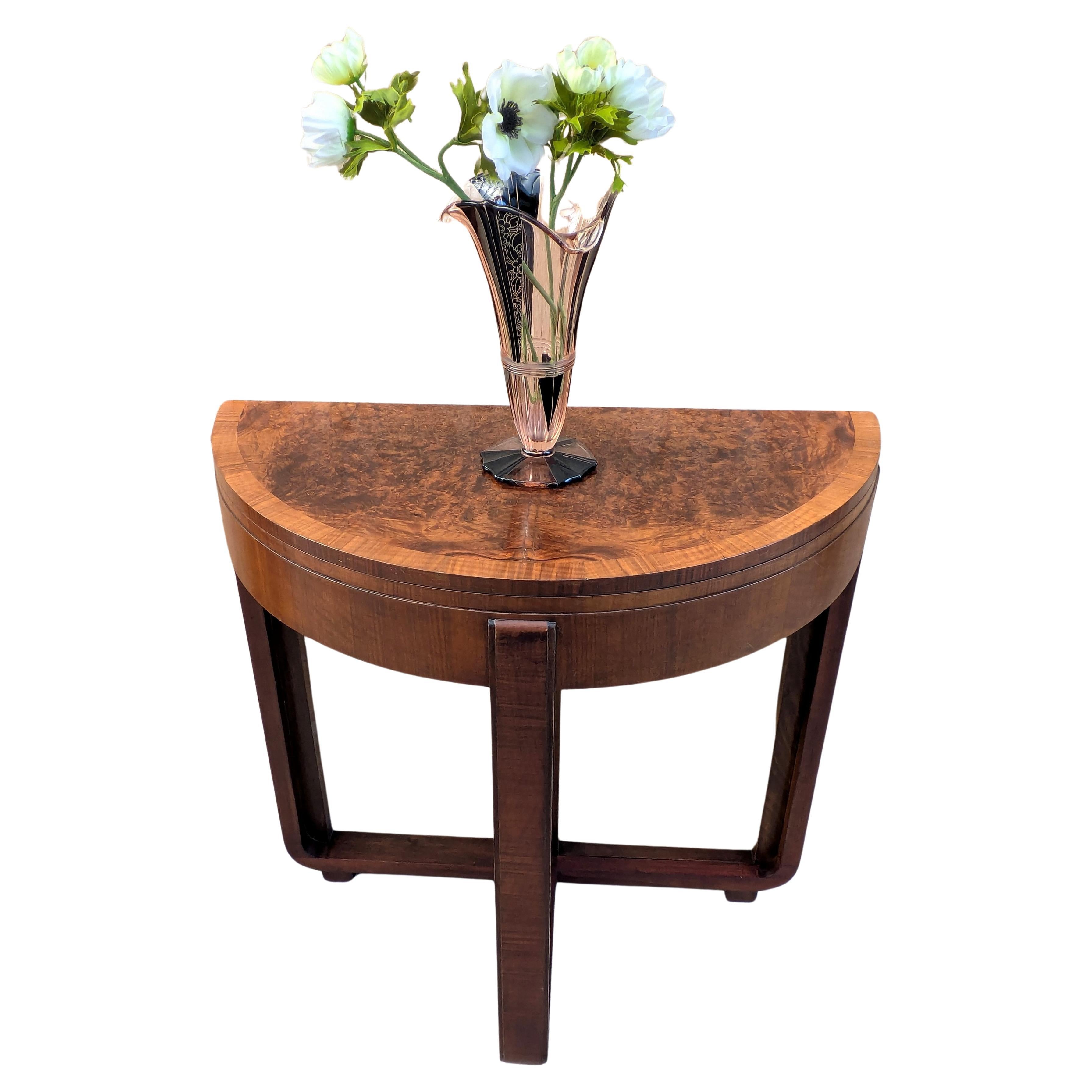 For your consideration is this fabulous Art Deco original console table which also opens up to reveal a games table. Fantastic piece of furniture, the Walnut veneer on the top is truly beautiful & has a wonderful warm walnut tone. Great size for