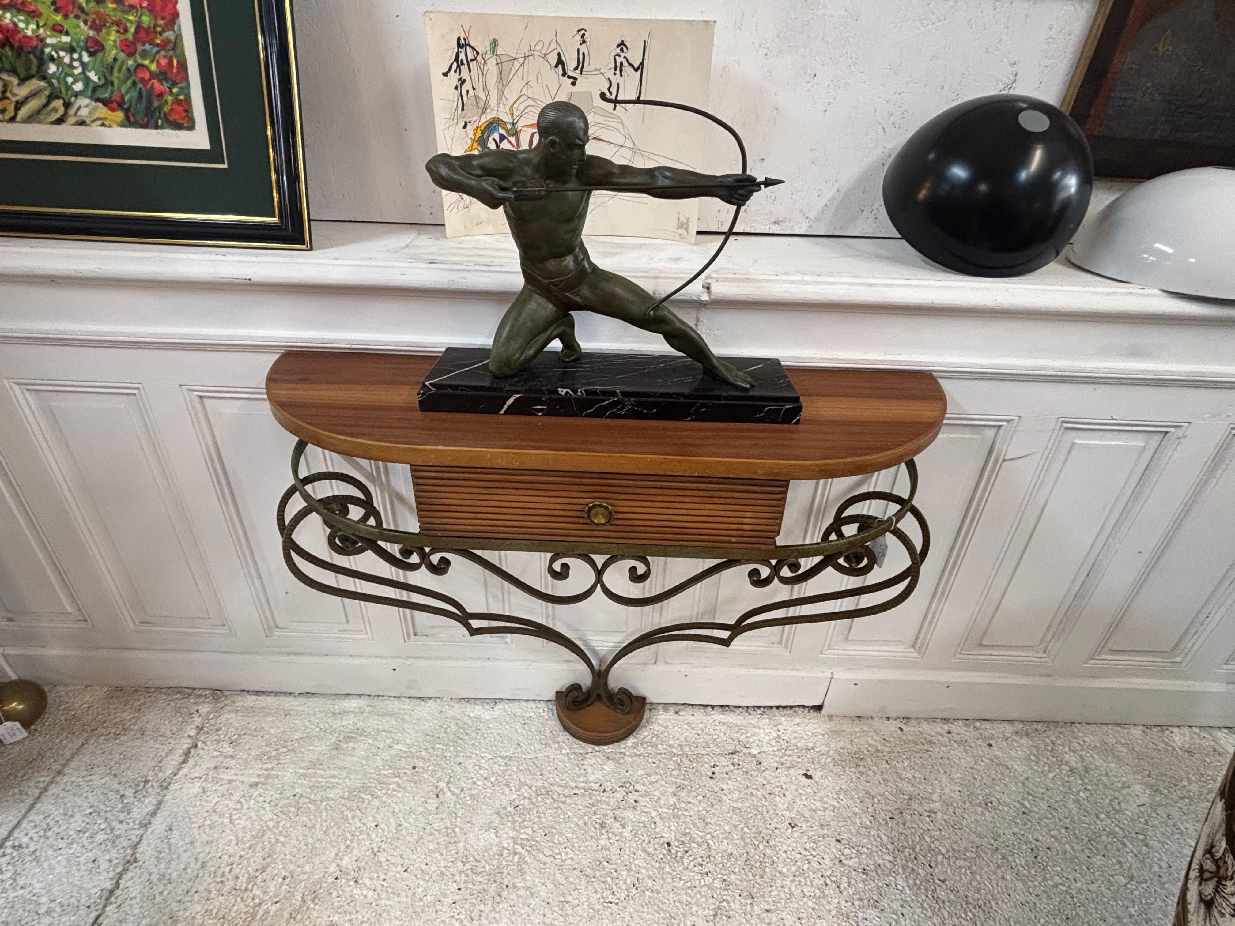 This wall-mounted console table beautifully combines wood and wrought iron, giving it a vintage yet elegant style. Its rounded wooden top adds warmth, while the wrought iron structure with intricate scrollwork brings an artisanal and romantic