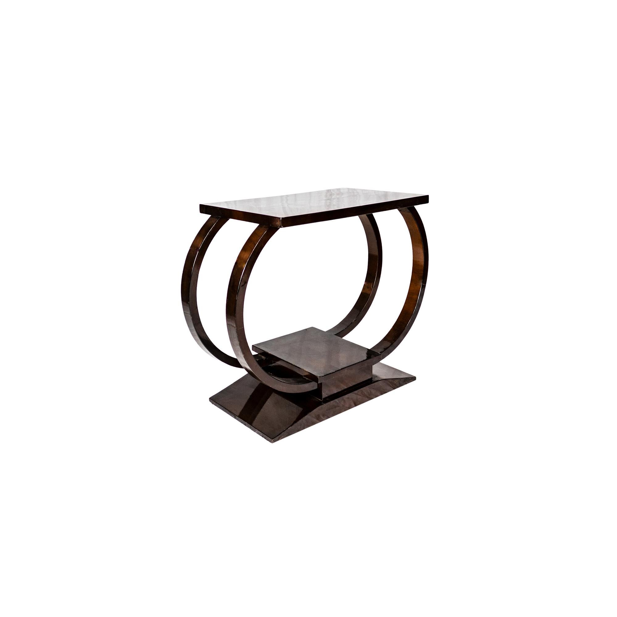 Consola / mesa de recibidor Art Decó de nogal con diseño de doble arco. Una pieza de diseño muy rara.

Dimensiones:
   altura: 62 cm 
   78 x 42cm
