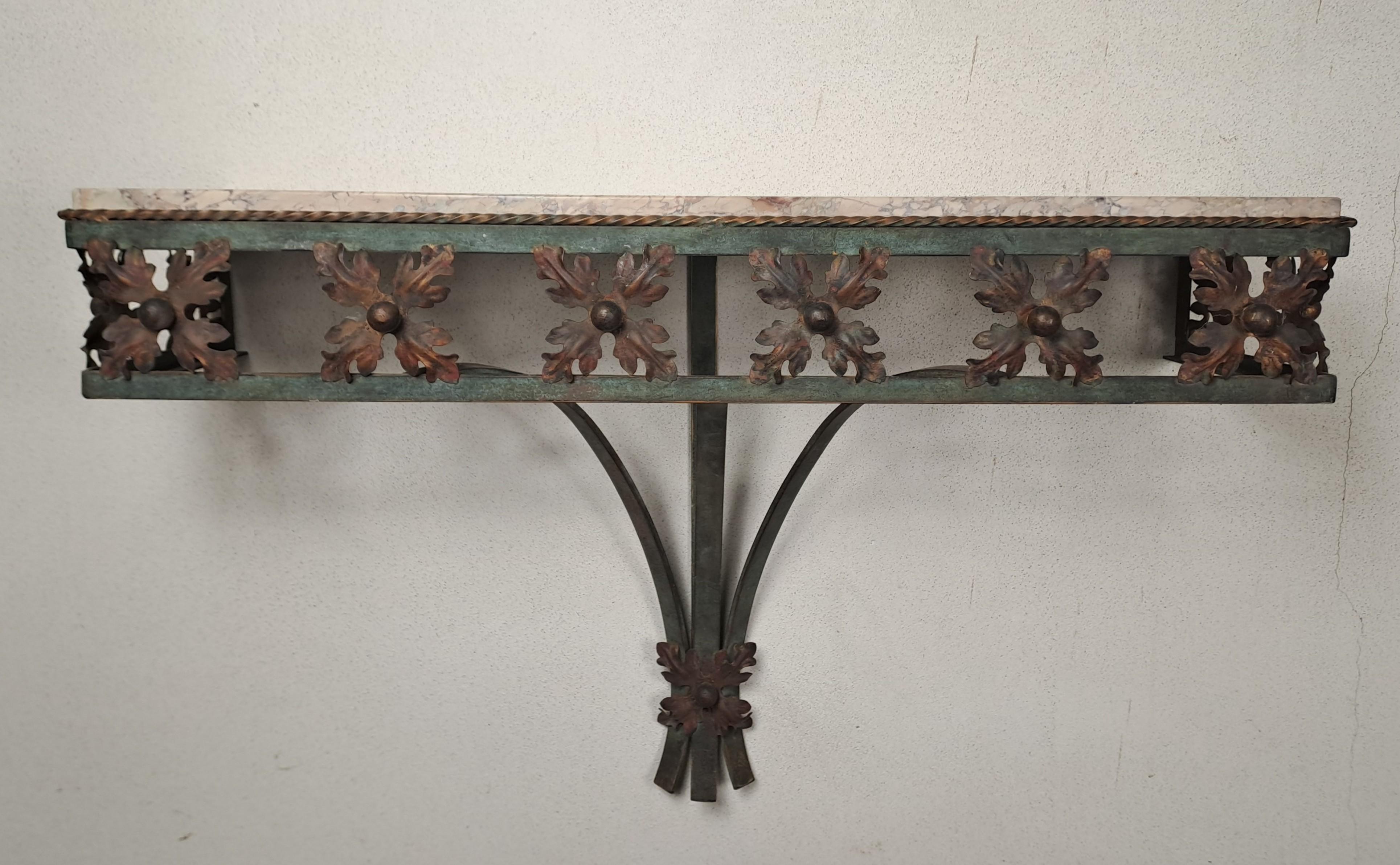 Beautiful green and bronze lacquered wrought iron in-between console decorated with quartefeuilles in belt and veined beige marble top (probably Campan or Sarrancolin)

Art deco work from the 1940s in the style of Poillerat

Very good condition