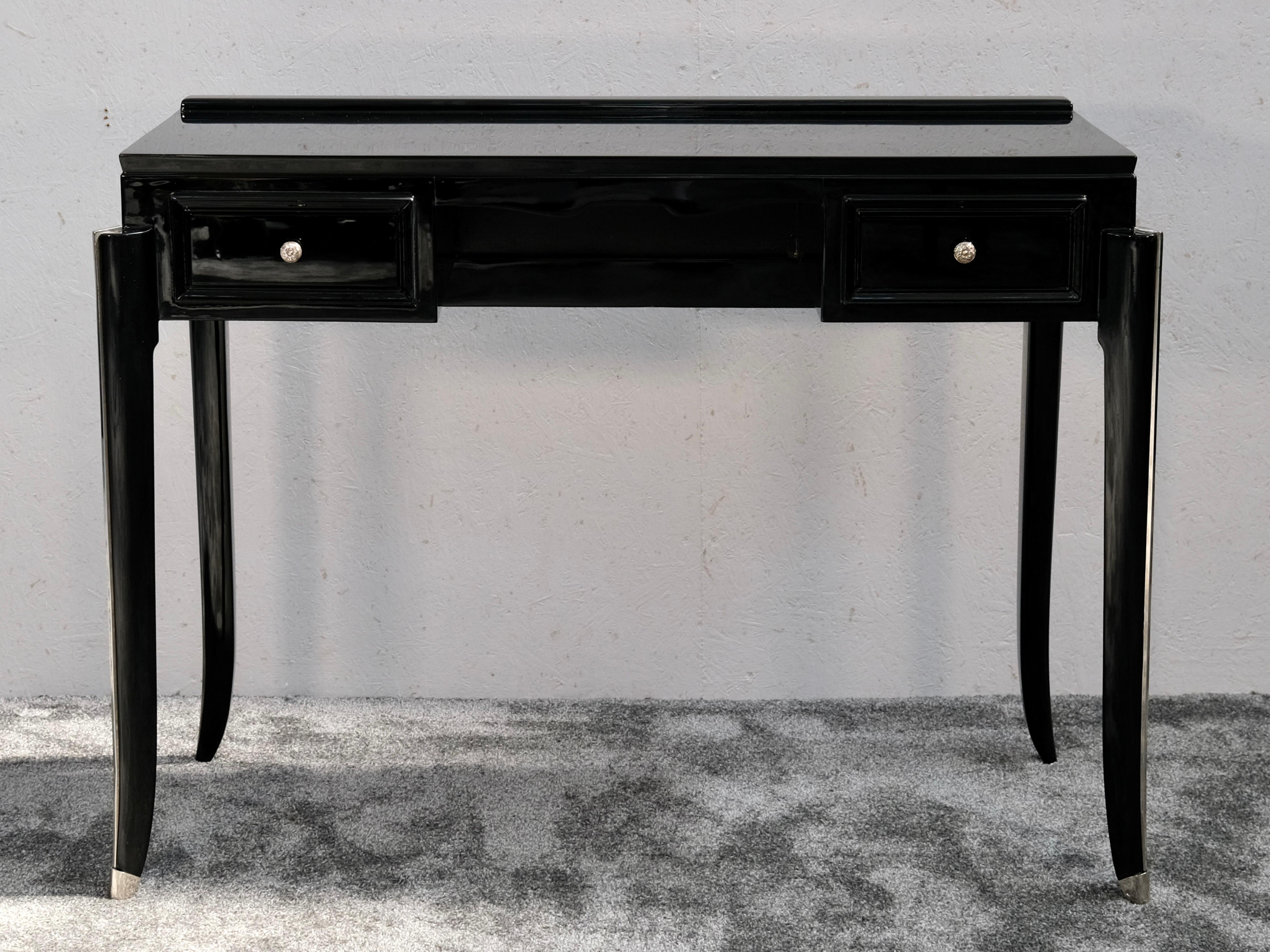 Ob als Konsole, Schminktisch, Schreibtisch oder Akzent im Flur - dieses raffinierte Stück aus dem Frankreich der 1930er Jahre ist ein wahres Art-Déco-Schmuckstück, das zeitlose Eleganz mit vielseitiger Funktion verbindet. Mit seinen schlanken
