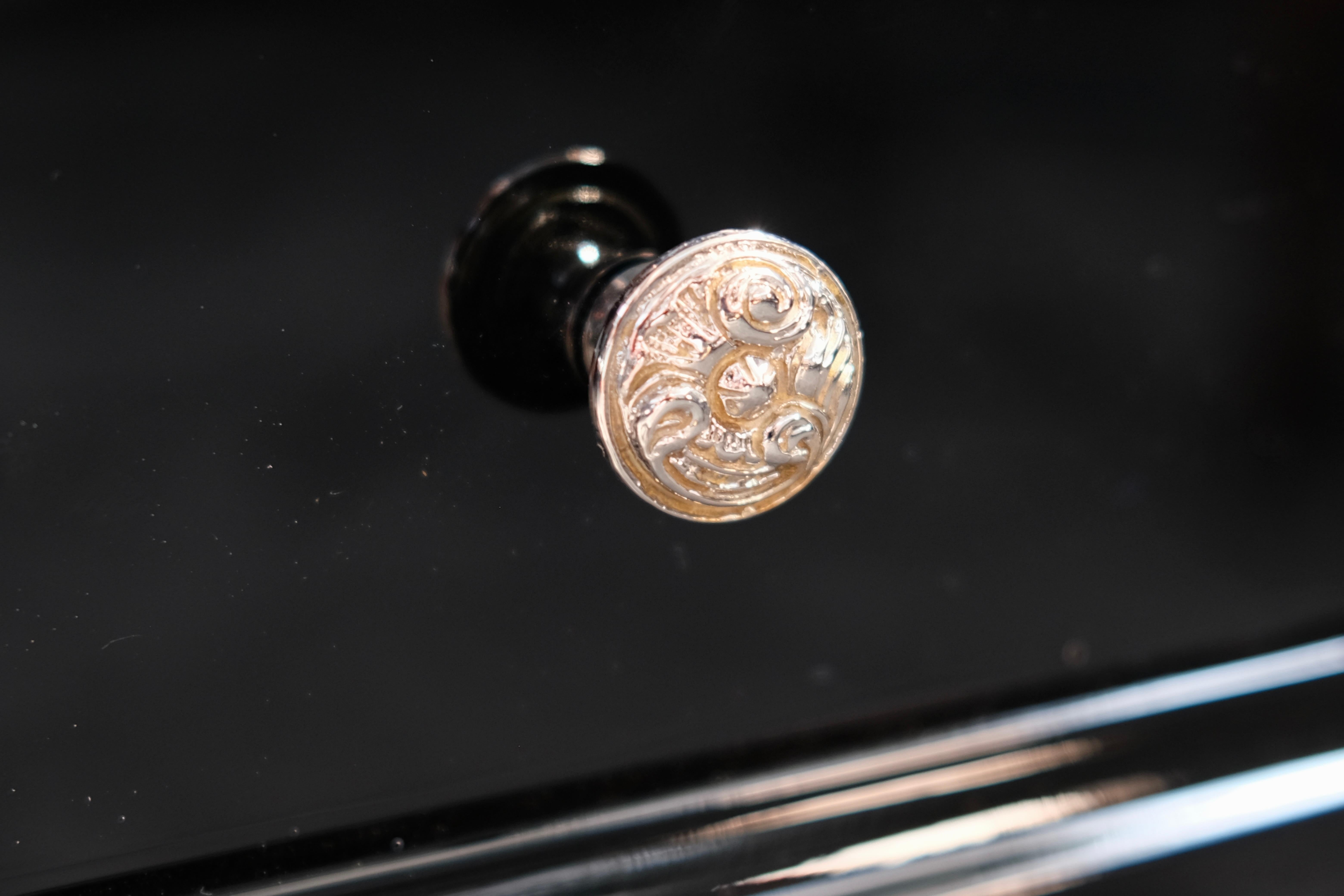 Art Deco Konsole oder Waschtisch in schwarzem Lack mit Metallverzierungen, 1930er Jahre (Buchenholz) im Angebot