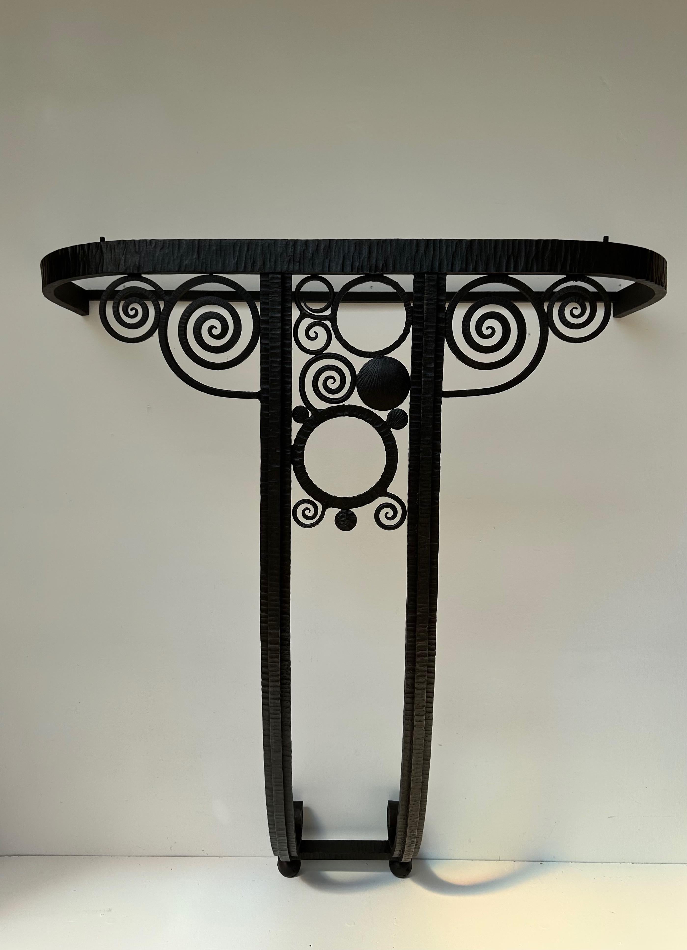 Konsole um 1930 aus Schmiedeeisen, gestempelt Fag (Artisanal Ferronnerie des Galeries Laffayette).
Marmorplatte.
In perfektem Zustand.

Gesamthöhe: 91,5 cm
Breite: 84 cm
Tiefe: 32cm
Gewicht: 30 kg

Das Kaufhaus Galeries Lafayette am Boulevard