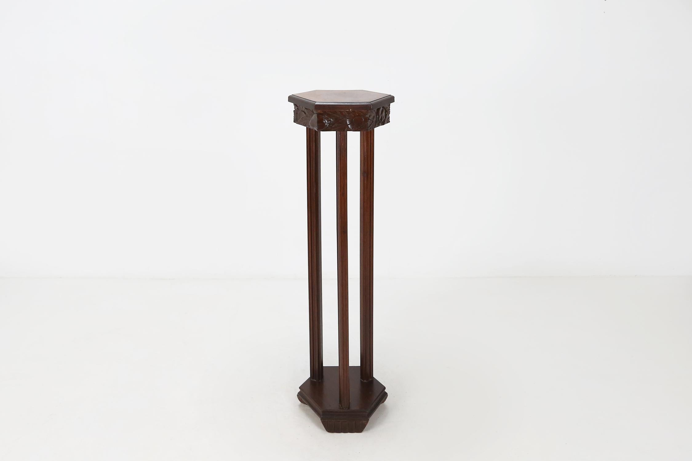 Pied de stal Art Déco, table console. En bois avec de jolis détails sculpturaux. Parfait pour un vase ou des fleurs.