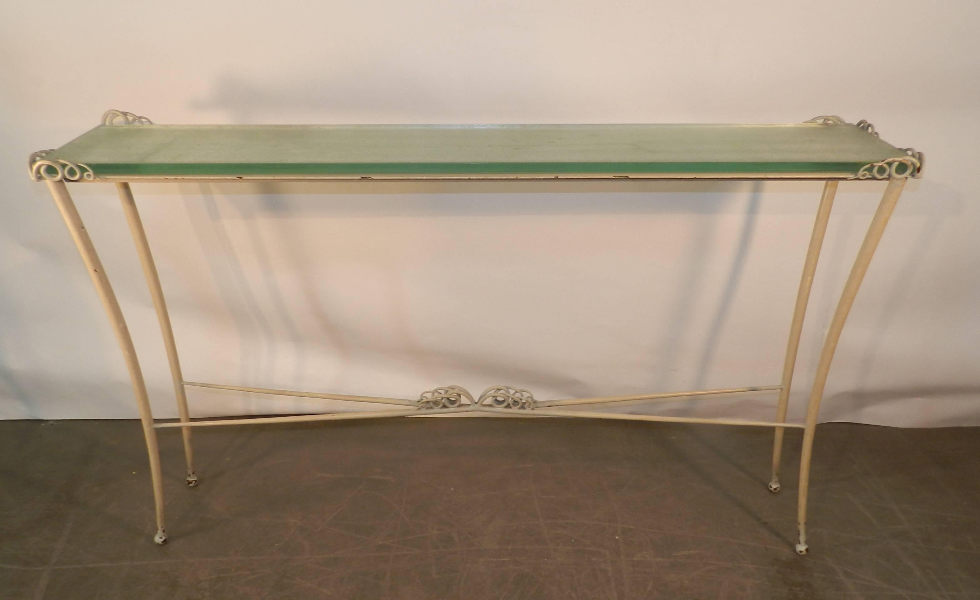 Table console Art Déco en métal laqué et verre Saint Gobain,
circa 1940-1950.
Petits coups de feu sous le plateau en verre.