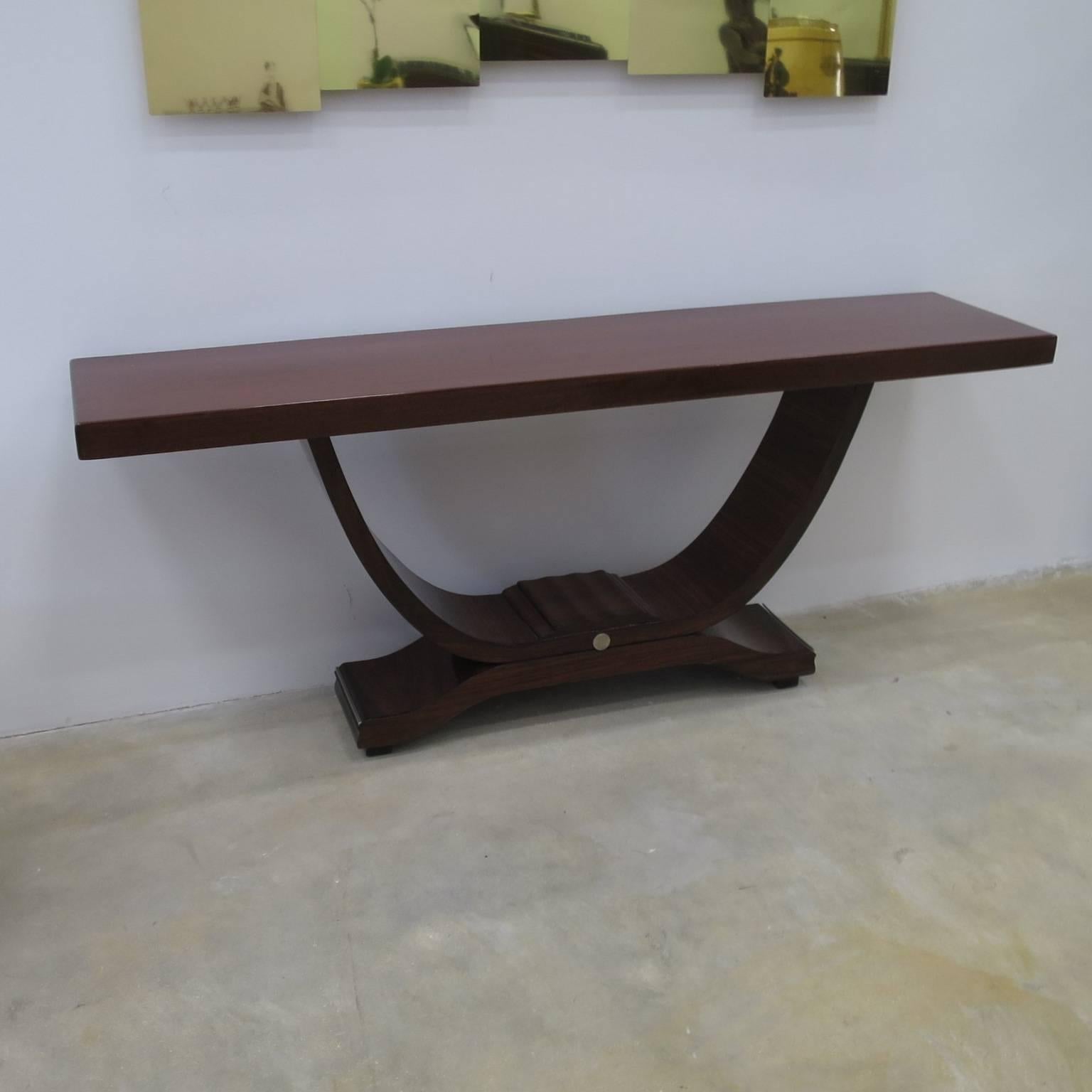 Art Deco console table in mahogany,
Curved base, 
excellent condition.
 
