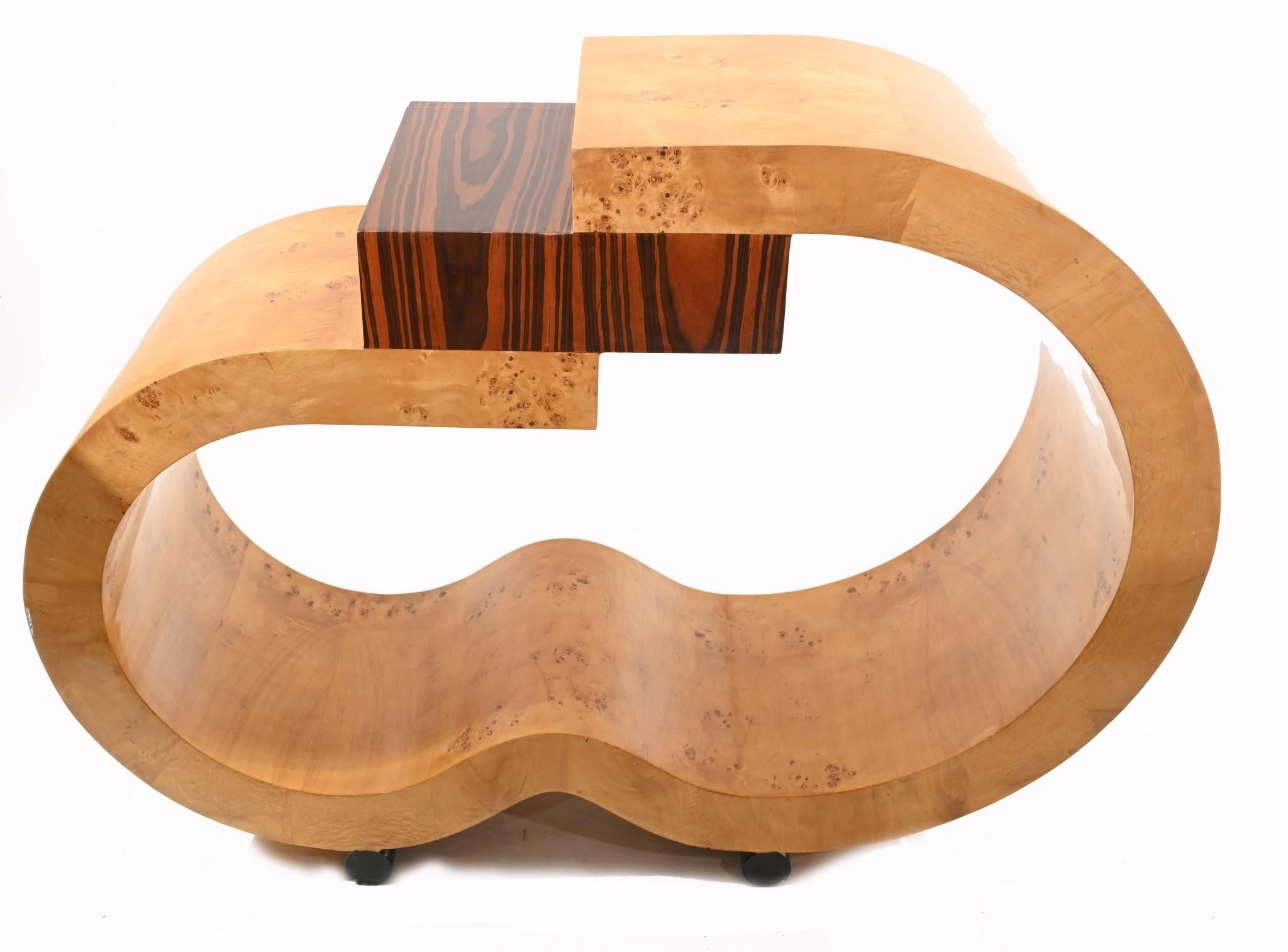 Table console de style art déco
Design/One très unique, à mettre en valeur dans n'importe quelle pièce.
J'aime les courbes du noyer blond, compensées par le tiroir en bois de rose.
Design très épuré et minimal, idéal pour les intérieurs