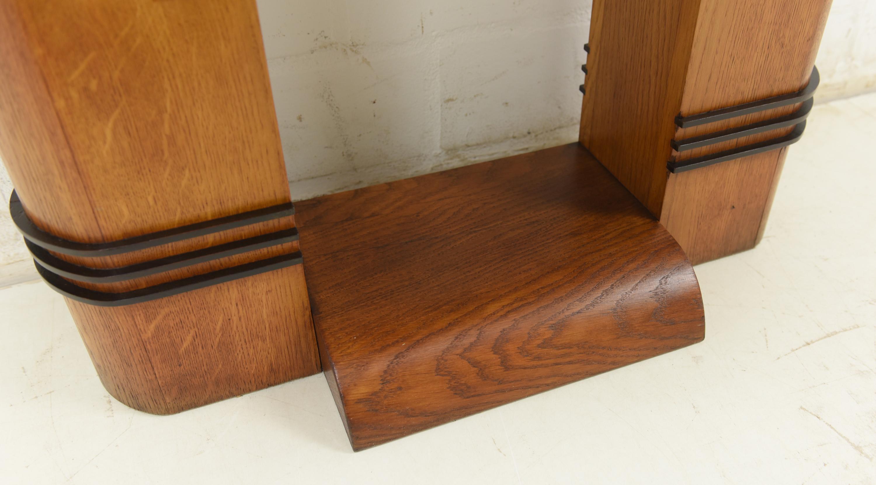 Art Deco Console Table / Wall Table in Oak Mahogany 2/2, 1930 For Sale 3