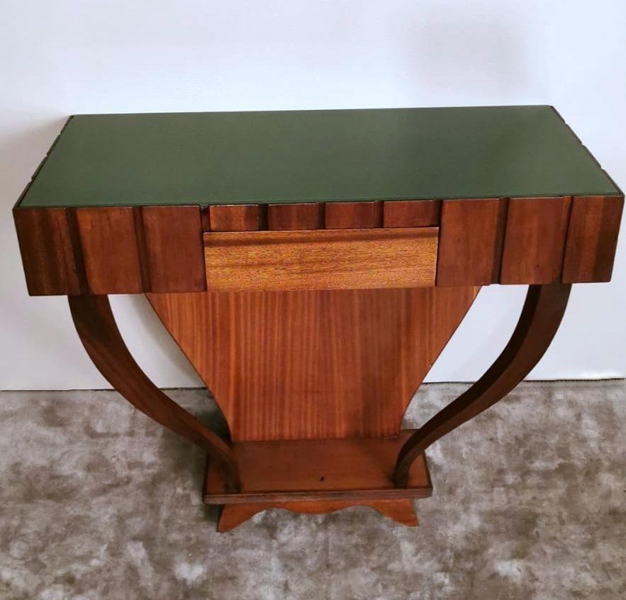 We kindly suggest that you read the whole description, as with it we try to give you detailed technical and historical information to guarantee the authenticity of our objects.
Elegant and distinctive console table in Art Deco style; a green glass