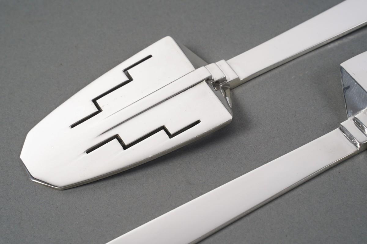 Very rare two-piece fish service cutlery in solid silver represented by a shovel and a chiseled fork, an exceptional model in its design worthy of the greatest goldsmiths such as JEAN PUIFORCAT or JEAN TETARD. Exceptional weight.
Dimensions: Length