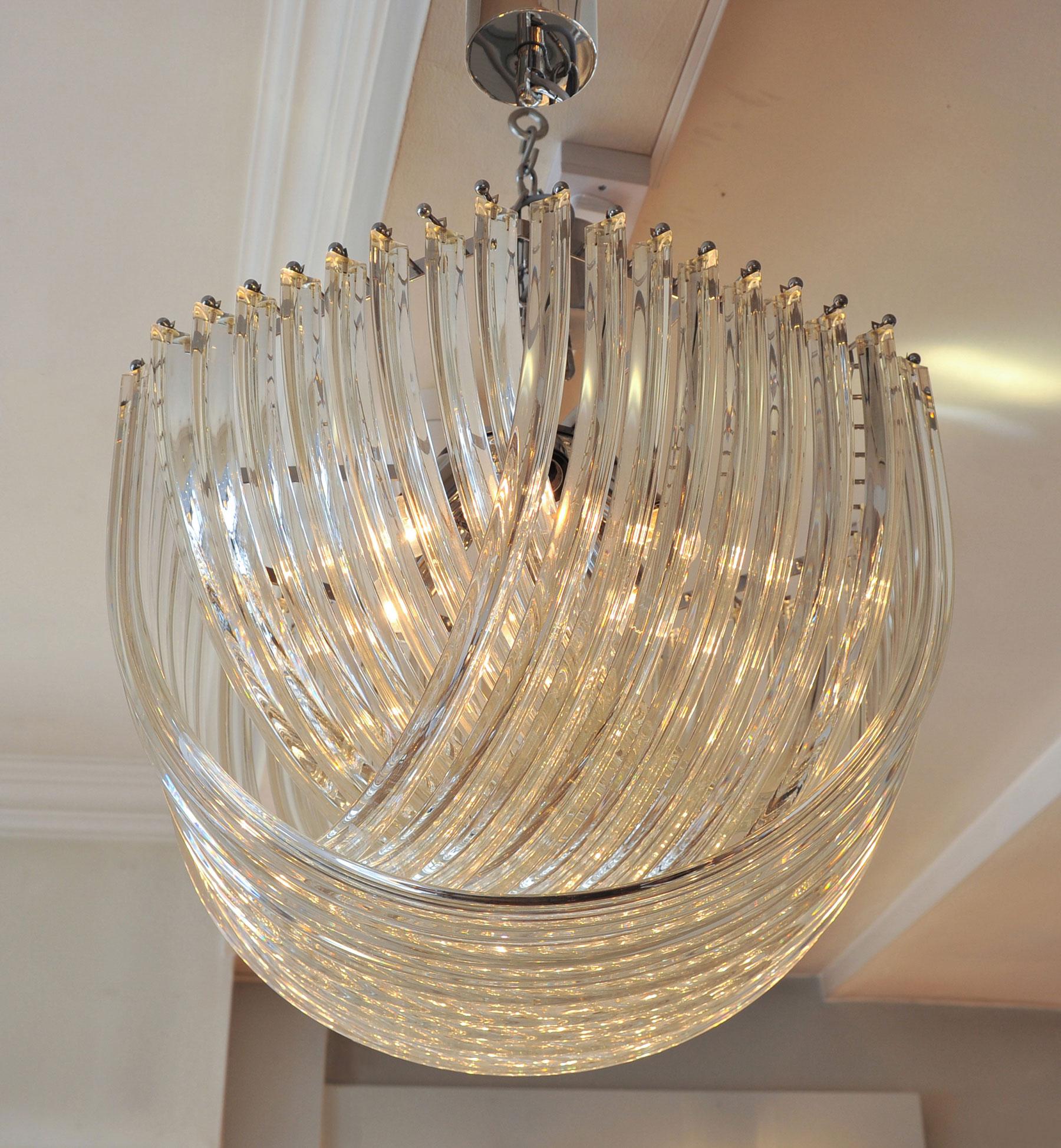 Elegante lampadario contemporaneo con gocce di cristallo intrecciate e ricurve.
Disponibile con telaio e accessori cromati o dorati.

Piccolo: 50 cm di diametro x 32 cm di altezza: € 3.200
Medio: 60 cm di diametro x 42 cm di altezza: € 3.750 (qui