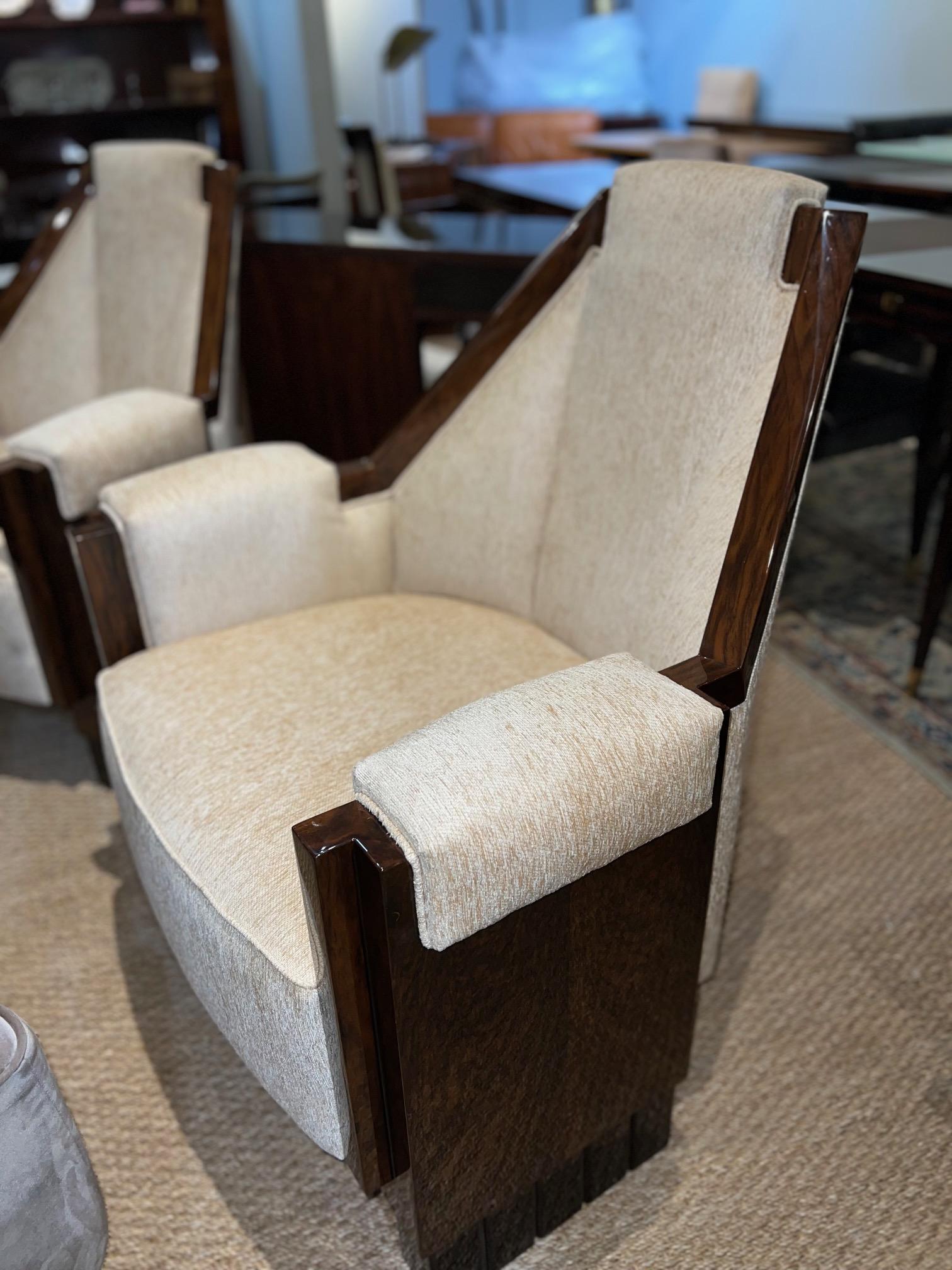 Ein Paar einzigartiger Stühle aus Walnussholz, neu gepolstert mit hellbeigem, samtigem Stoff. Der Stuhl wird durch 3 rechteckige Beine erhöht. Die Rückenlehne jedes Stuhls ist mit einer Holzplatte verziert, die die Schönheit des Holzes zur Geltung