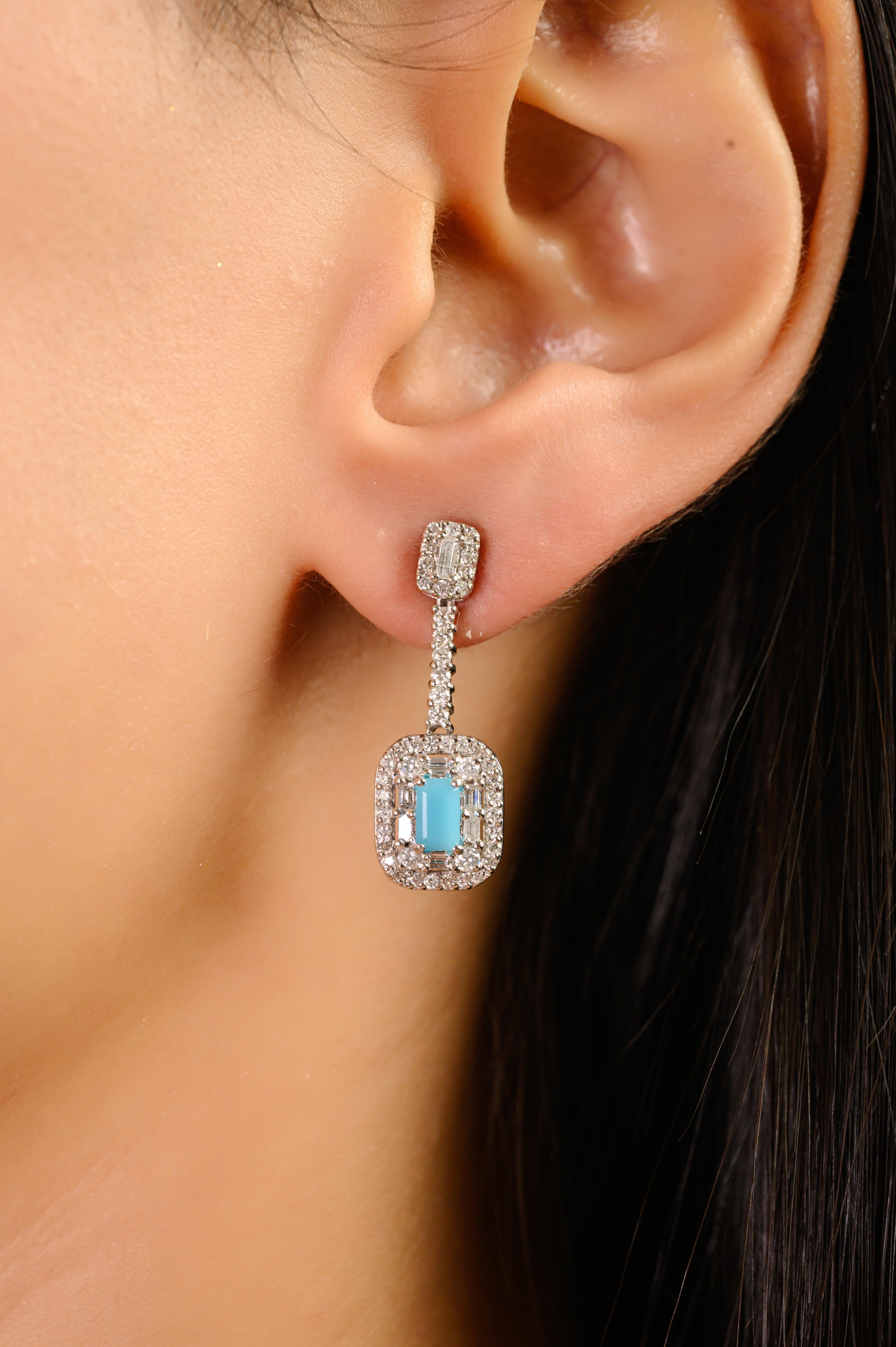 Questi orecchini convertibili in oro bianco 14K presentano un turchese naturale con taglio a baguette di circa 5 x 3 mm e 0,57 carati, incorniciato da un gruppo di diamanti rotondi e a baguette per un totale di circa 0,90 carati. Tutte le gemme sono