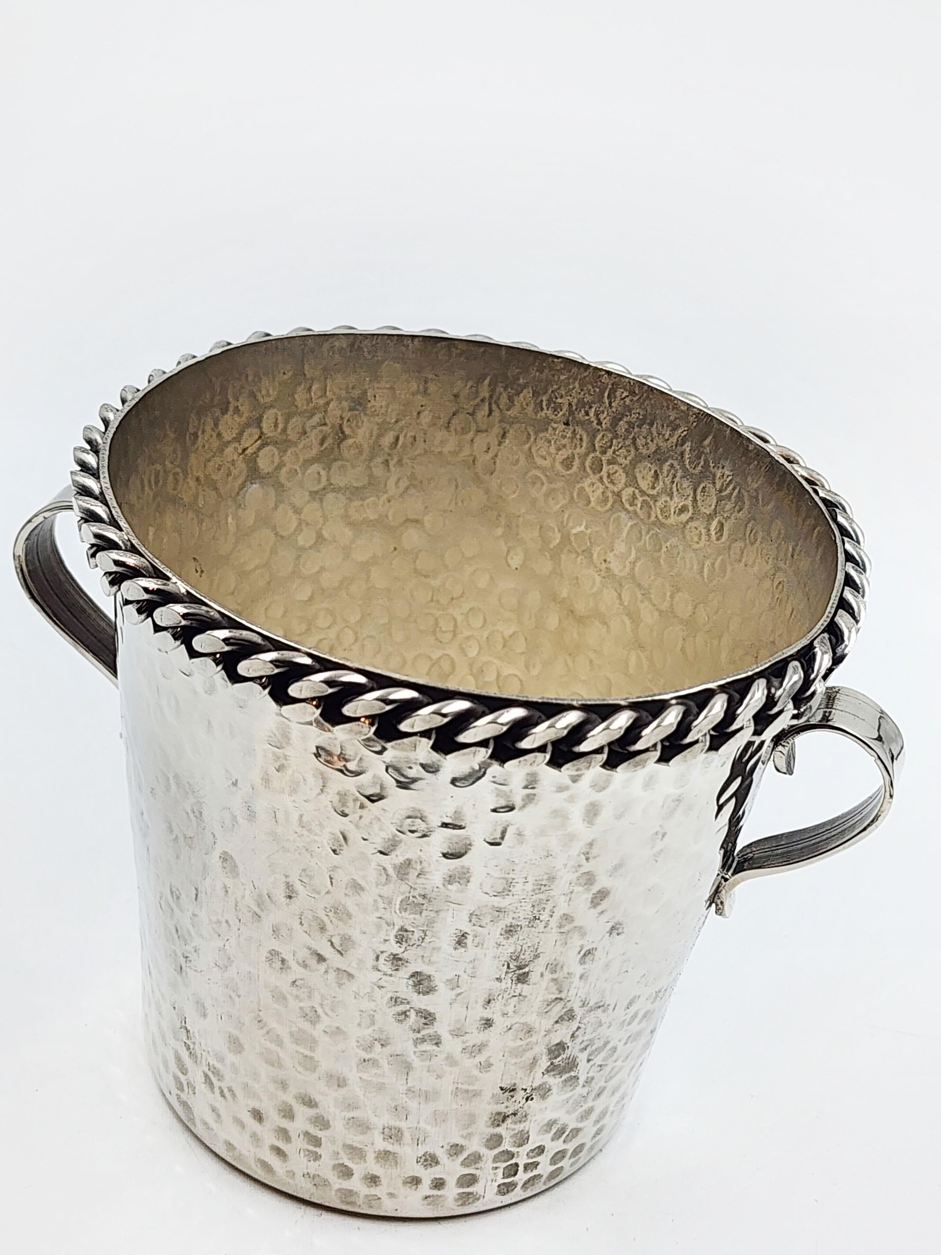 Art Deco Cooler in Silver Metal by Jean Despres
Elegant Jean Despres cooler in silver metal with chain design on the edge and textured martele, signed on the bottom.
Measures:
Height: 11 centimeters
Diameter: 12 centimeters