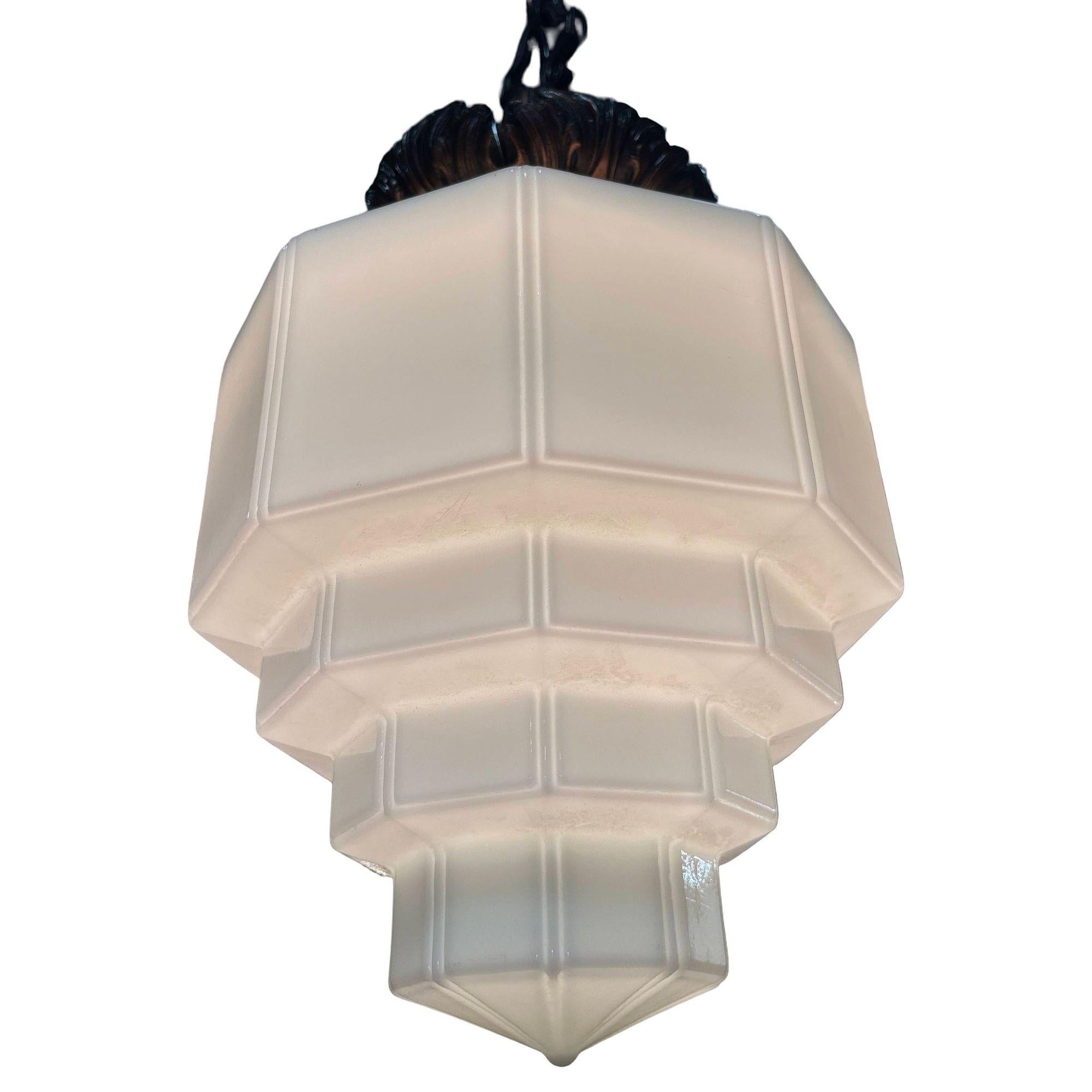 Americano Lampada a sospensione Art Deco in rame con foglie d'acanto e paralume in vetro lattimo a gradini in vendita