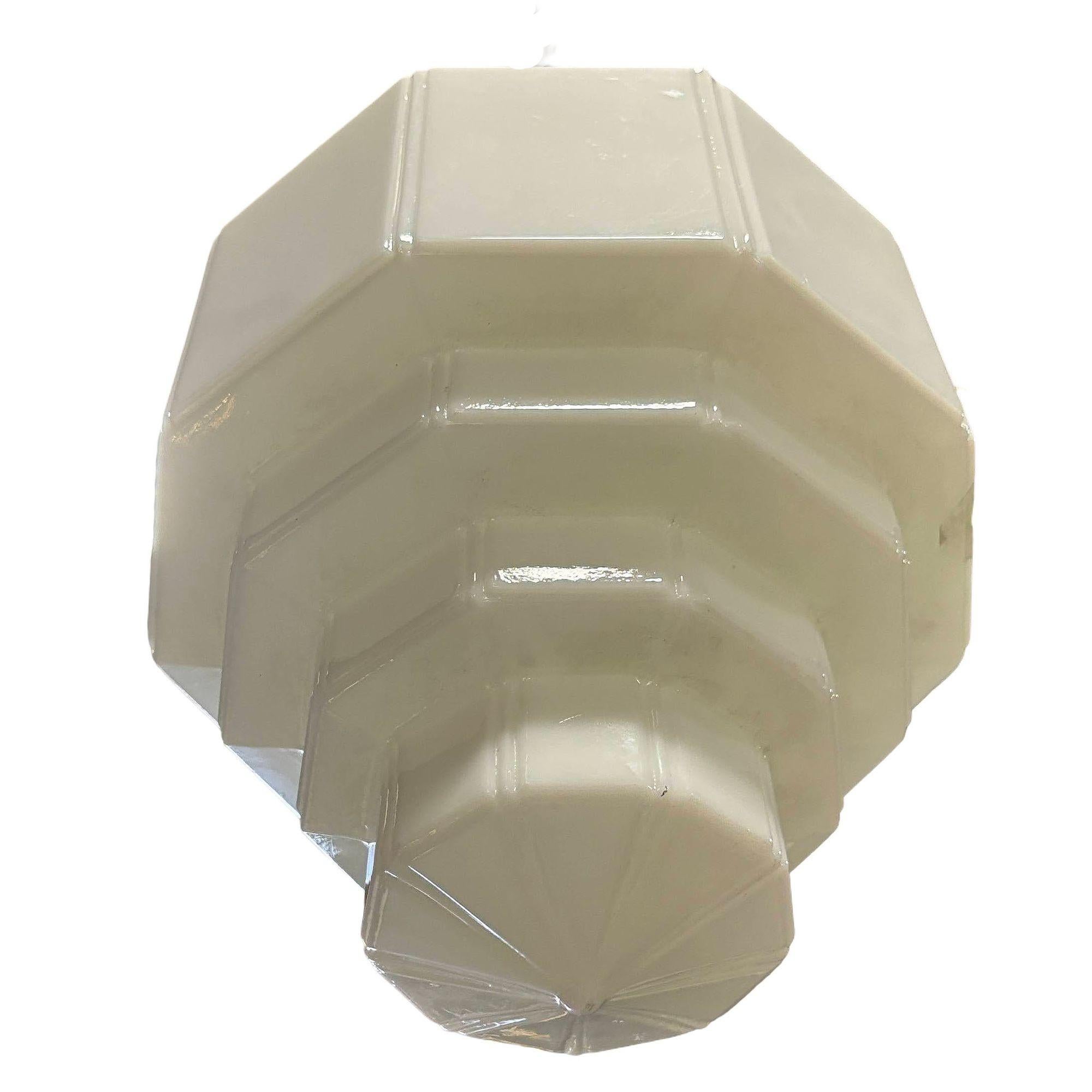 Metà XX secolo Lampada a sospensione Art Deco in rame con foglie d'acanto e paralume in vetro lattimo a gradini in vendita