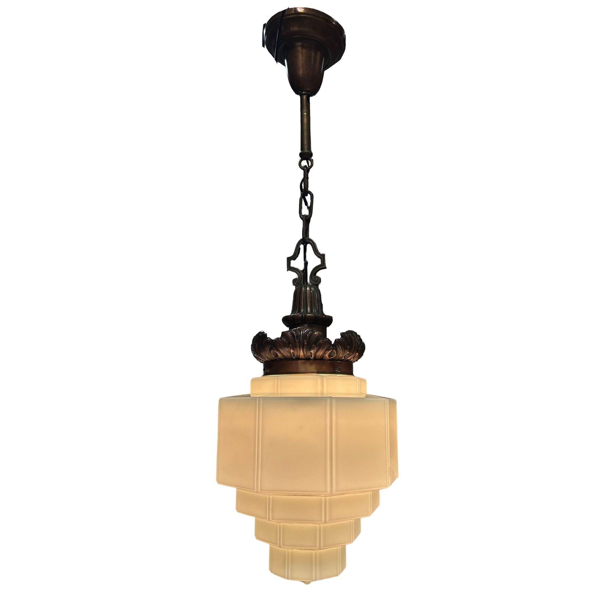 Ottone Lampada a sospensione Art Deco in rame con foglie d'acanto e paralume in vetro lattimo a gradini in vendita