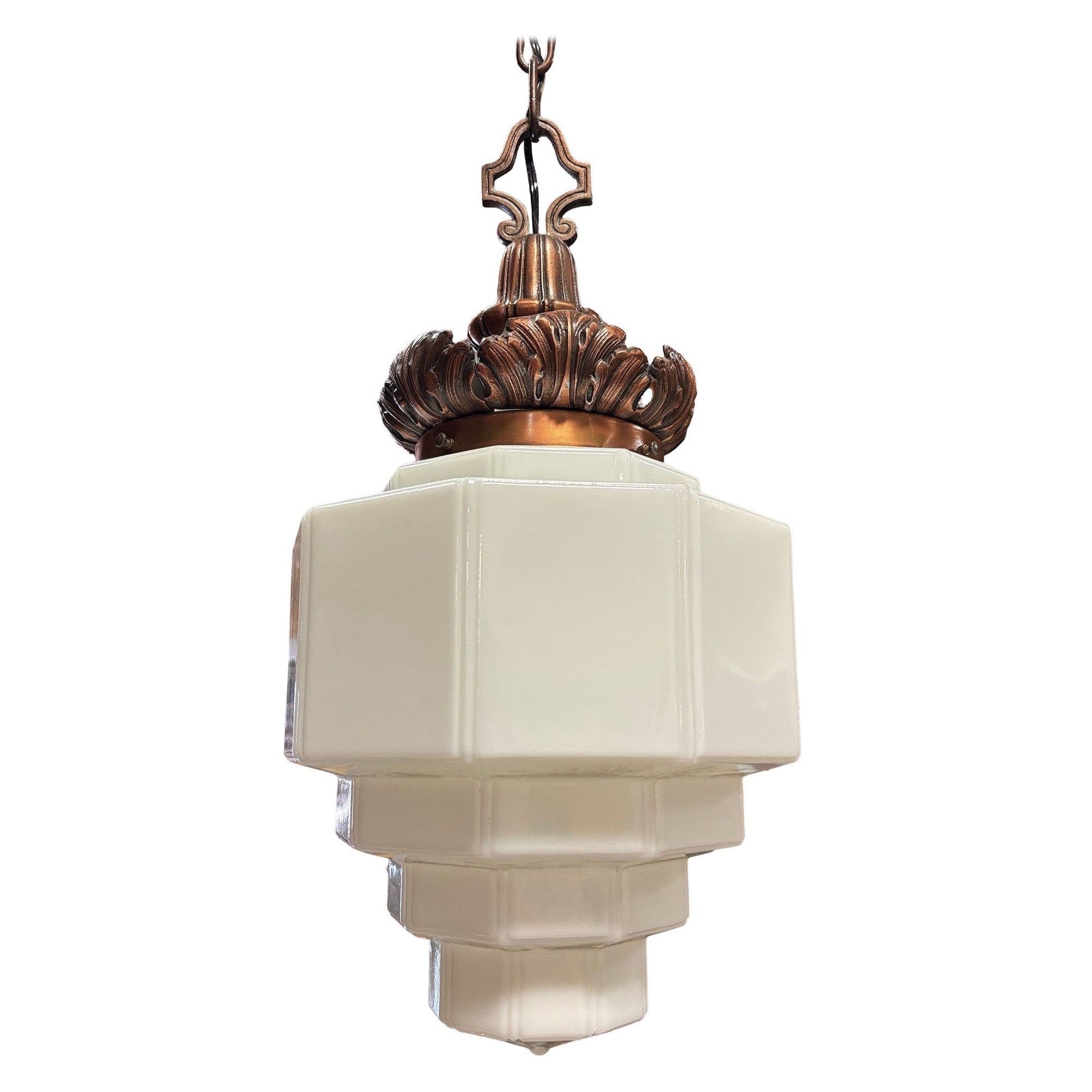 Art Deco Kupfer Akanthusblatt hängende Pendelleuchte mit gestuftem Milchglasschirm