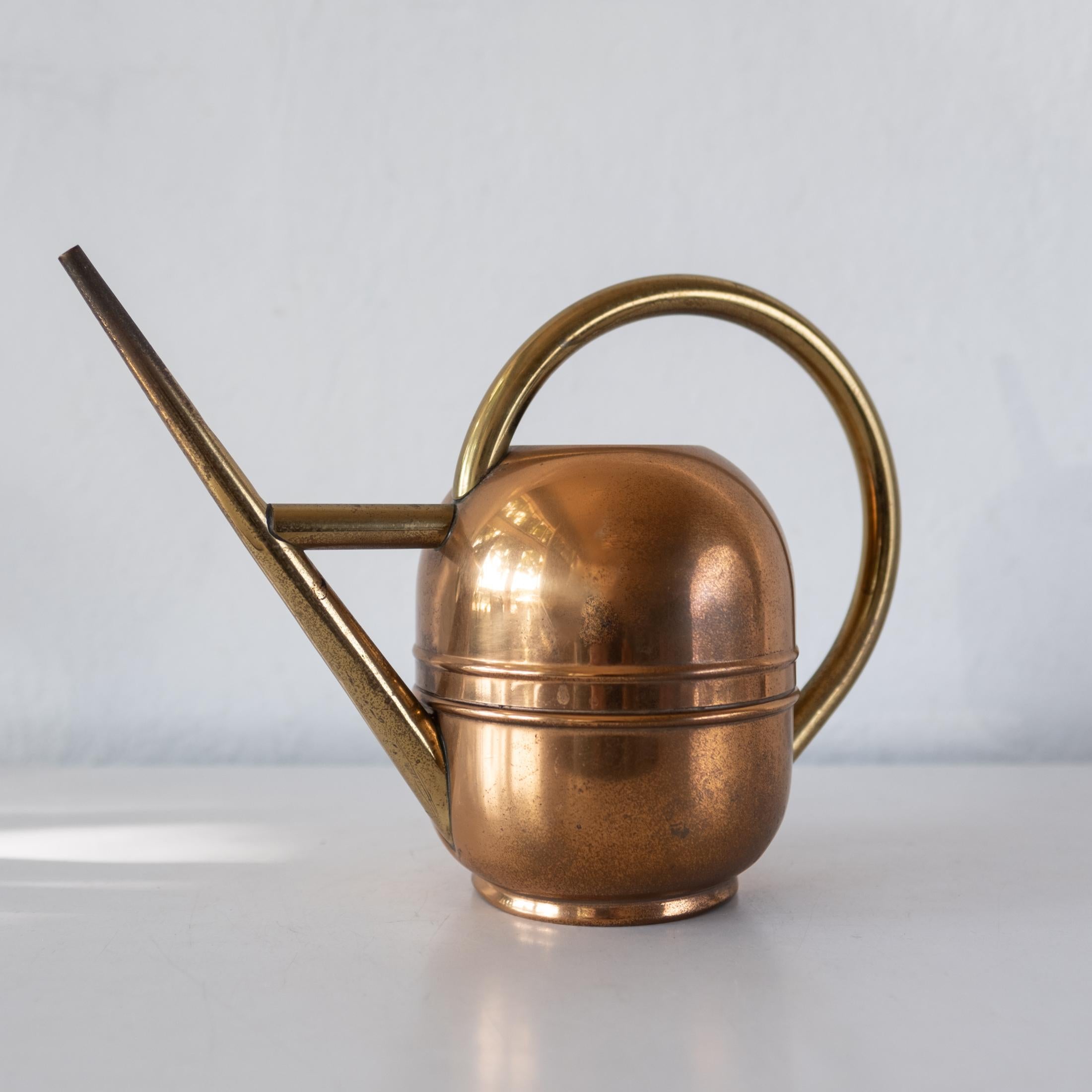 Art Deco copper and brass watering can. Manufactured by the Chase Brass and Copper Company in the 1930s. Chase Model No. 11173. Signed on the bottom with the Chase Centaur logo. Water tight. USA, 1930s. 